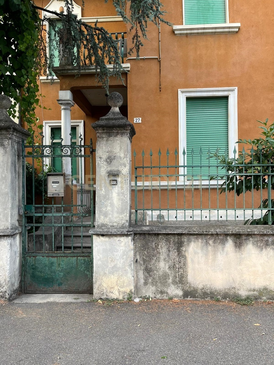 Villa con giardino in via giovanna murari br 27, Verona