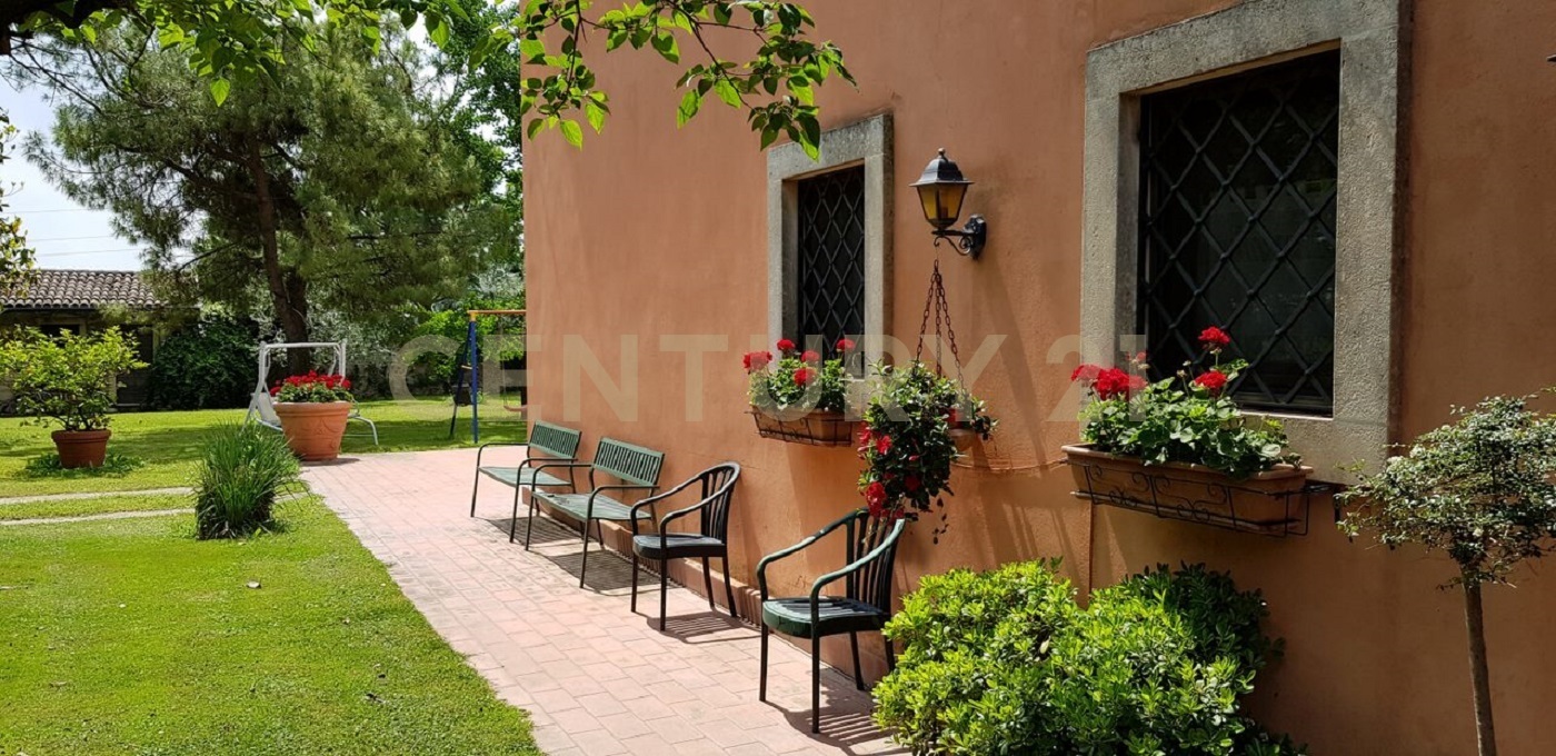 Villa con giardino in via catena 3, Caldiero