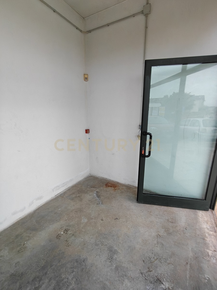 Locale commerciale in vendita in via degli scaligeri, Bussolengo