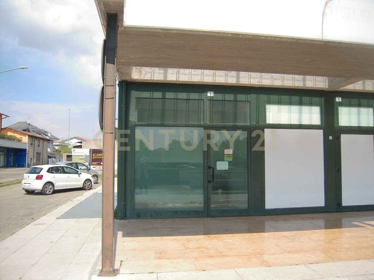 Locale commerciale in affitto in via degli scaligeri, Bussolengo