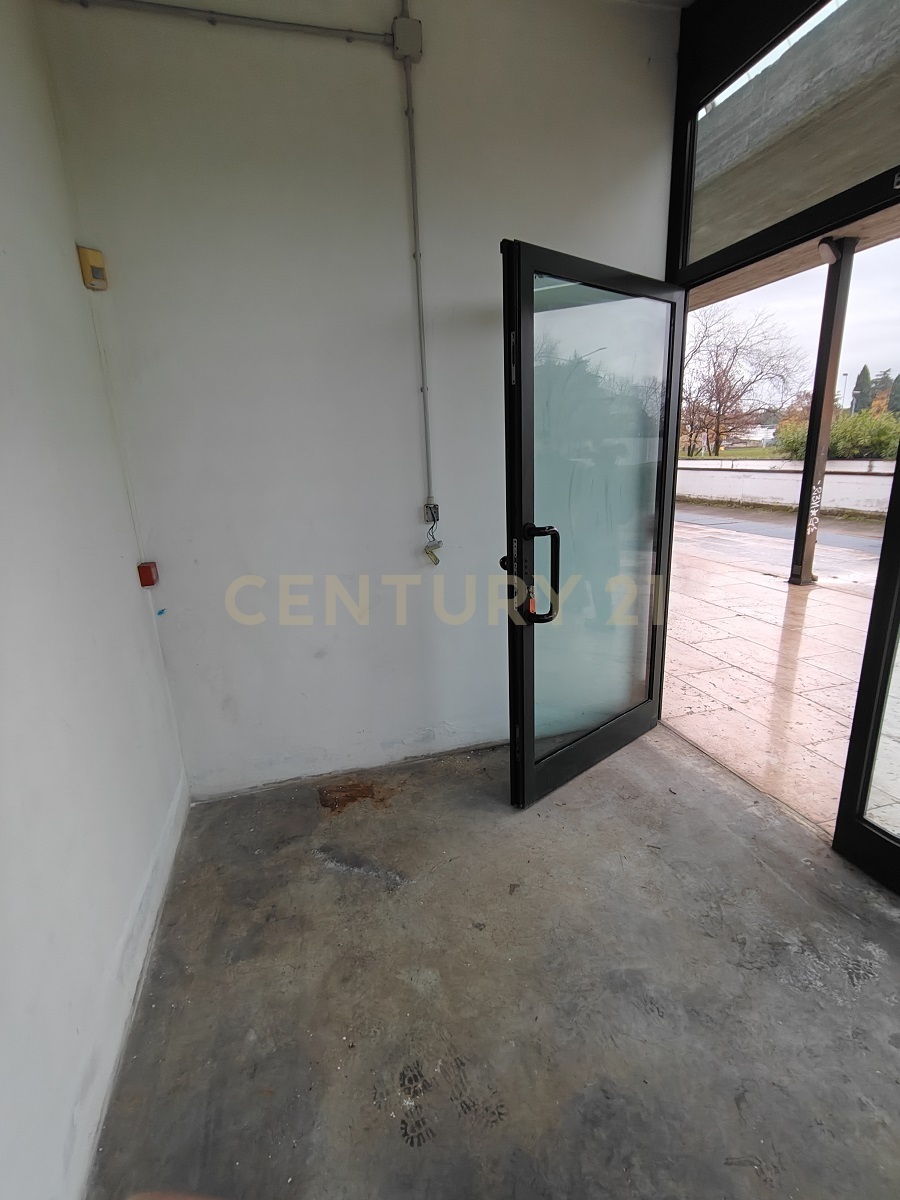 Locale commerciale in affitto in via degli scaligeri, Bussolengo