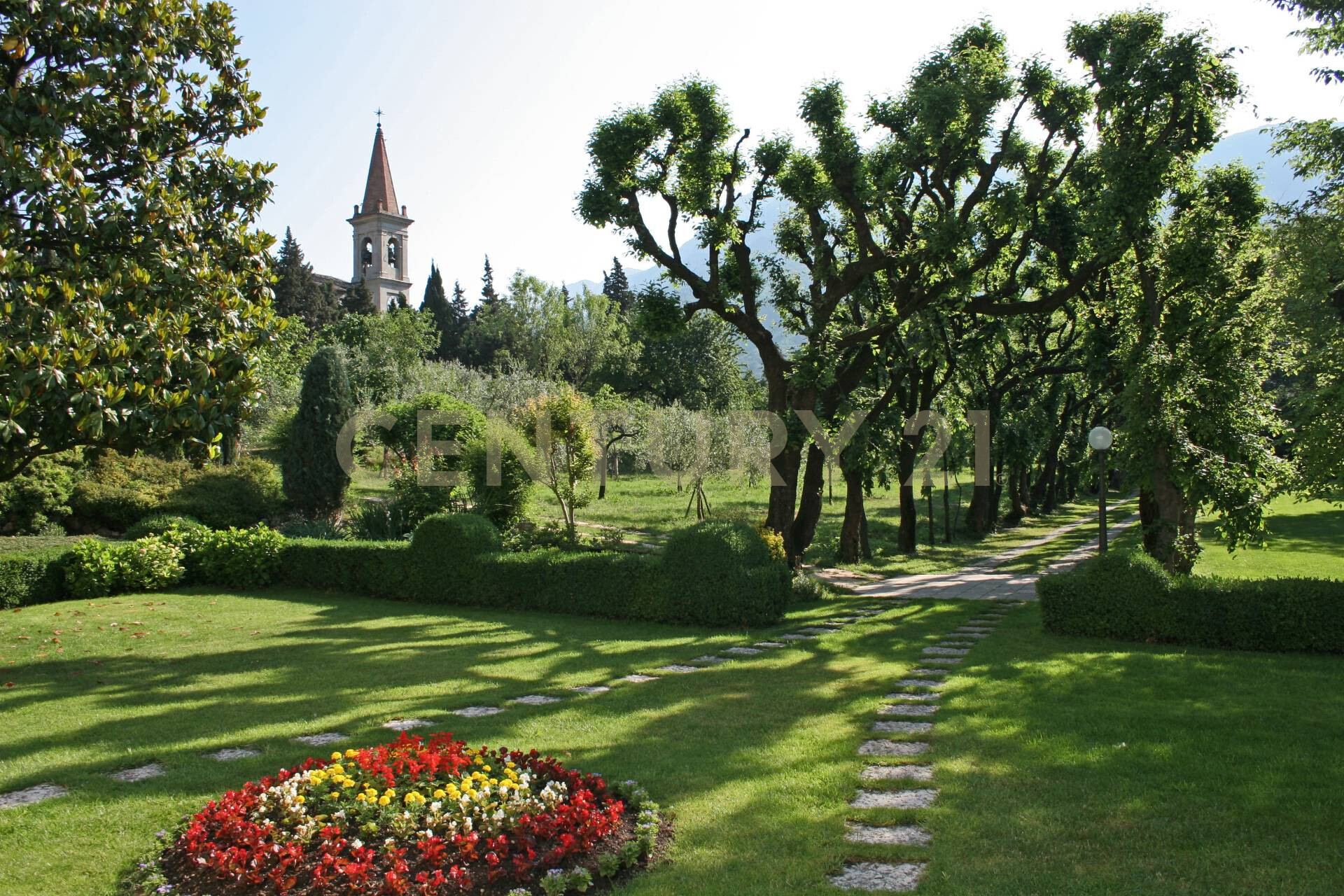 Villa con giardino in via adige 25, Brentino Belluno