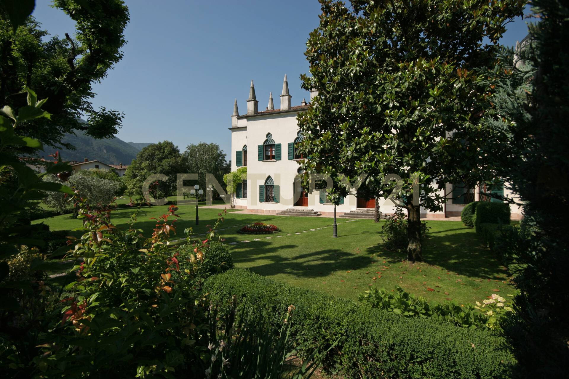 Villa con giardino in via adige 25, Brentino Belluno