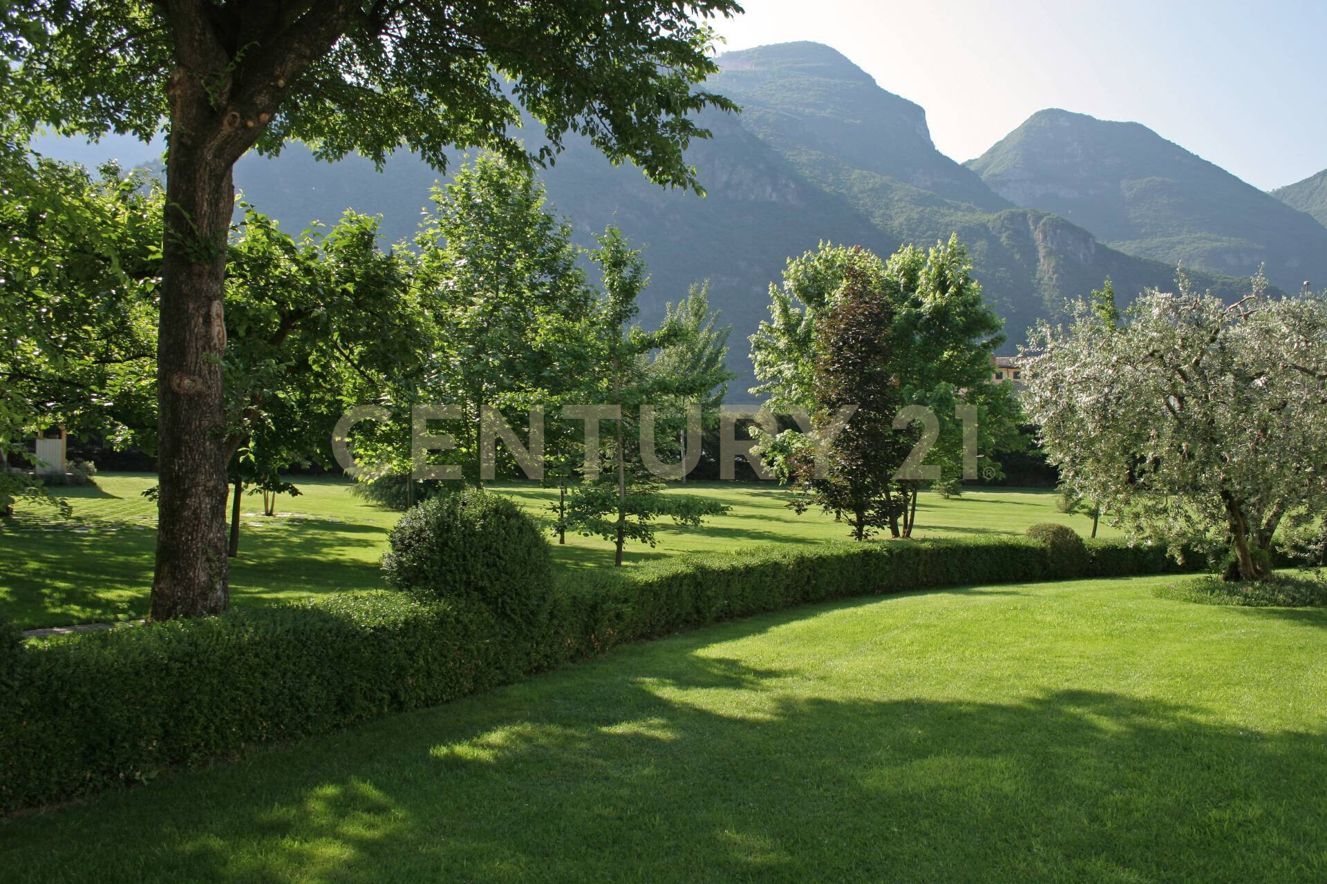 Villa con giardino in via adige 25, Brentino Belluno