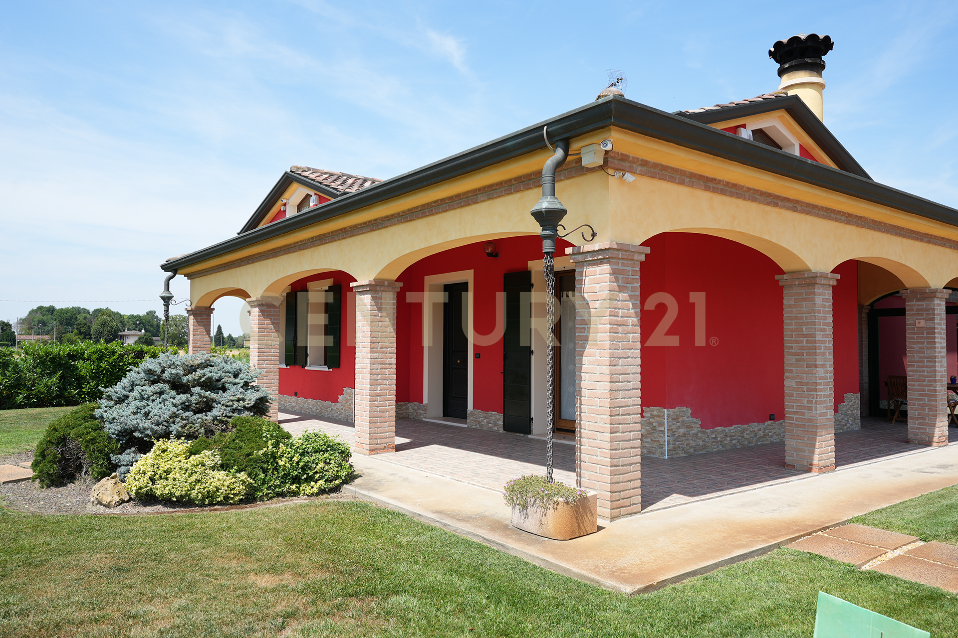 Villa con giardino in via api 60, Bergantino