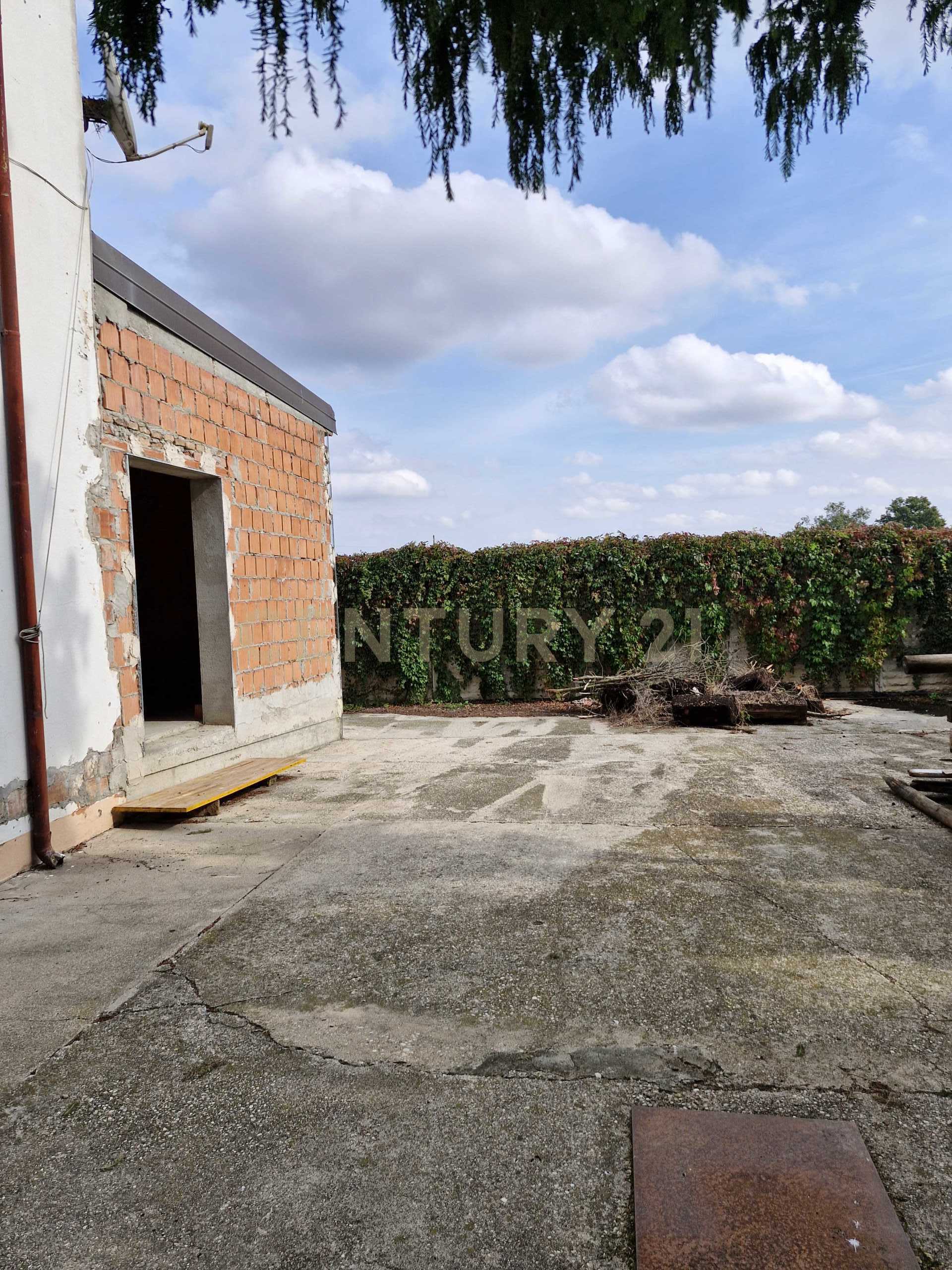 Casa indipendente con giardino in via cavetto di mezzo 20, Castelnovo Bariano