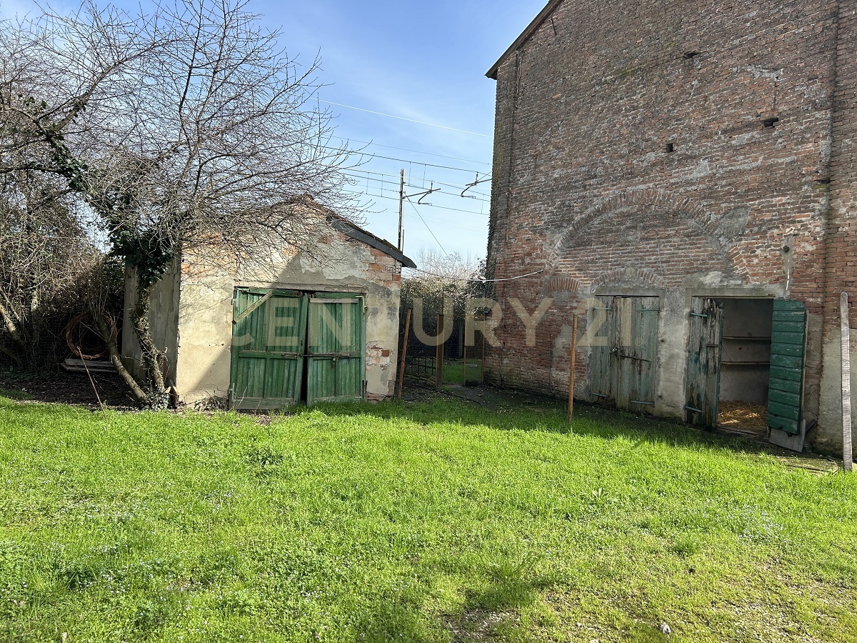 Rustico con giardino in argine san lorenzo 11, Ostiglia