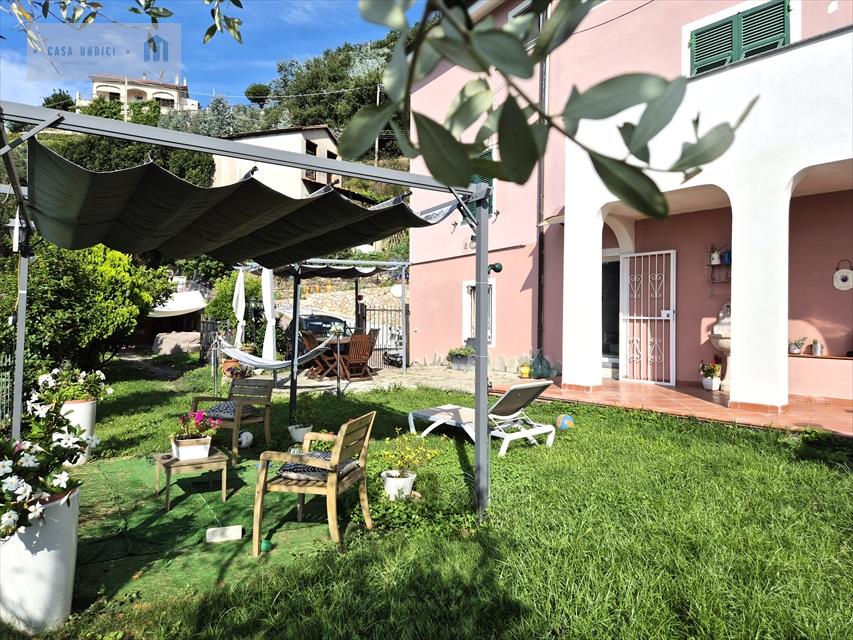 Quadrilocale con giardino in via degli ulivi 8, Magliolo