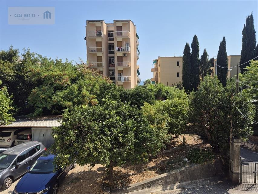 Quadrilocale con giardino in strada degli ulivi, Finale Ligure