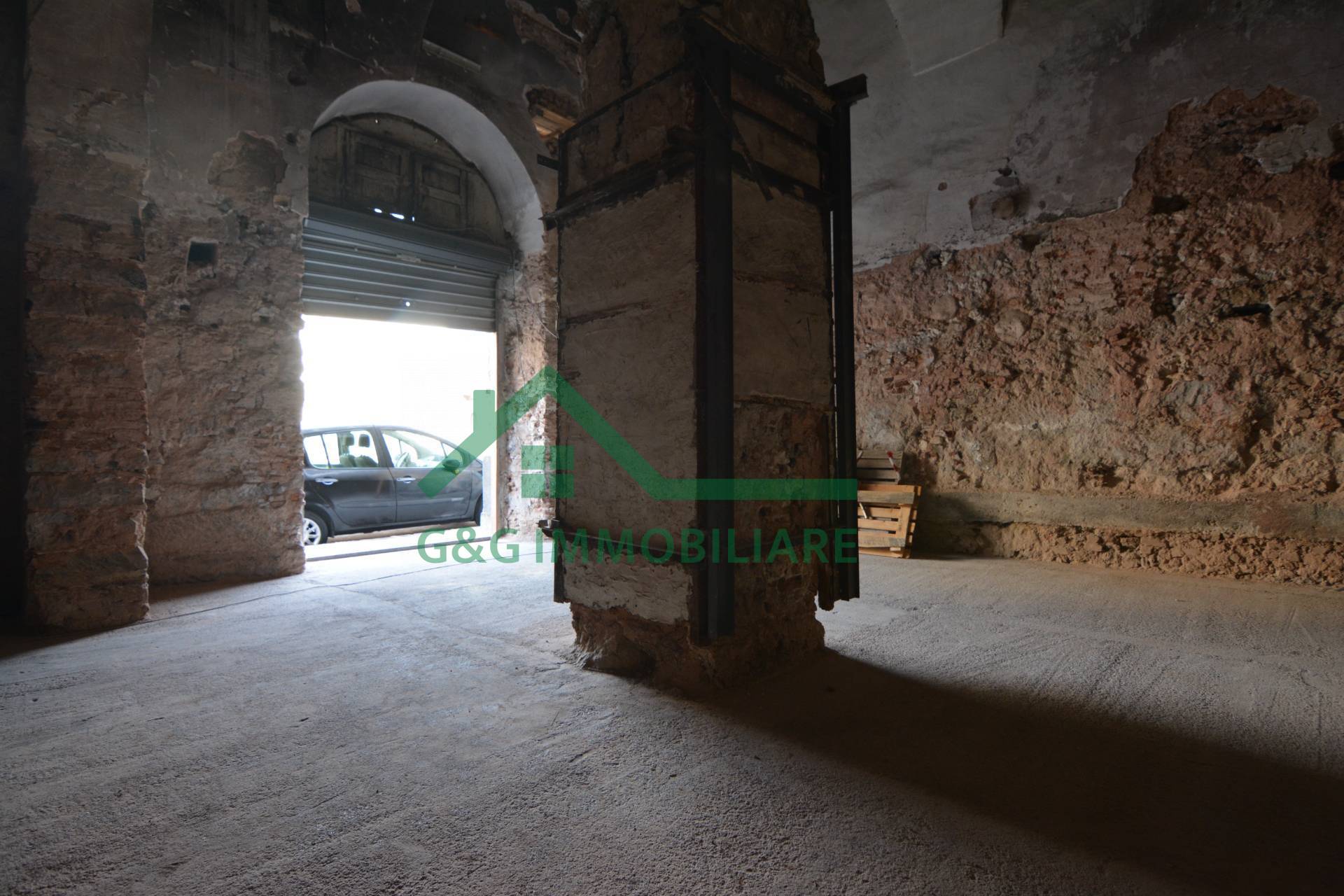 Locale commerciale in affitto a Catania, Centro Storico - Zona Civita