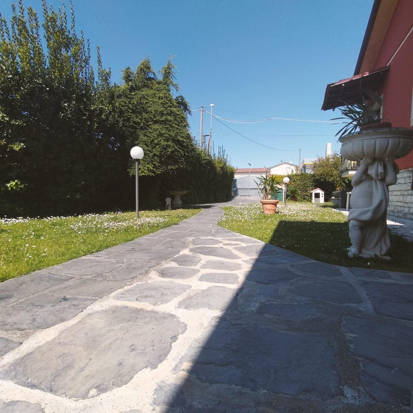 Villa Bifamiliare arredata in affitto, Massa ronchi