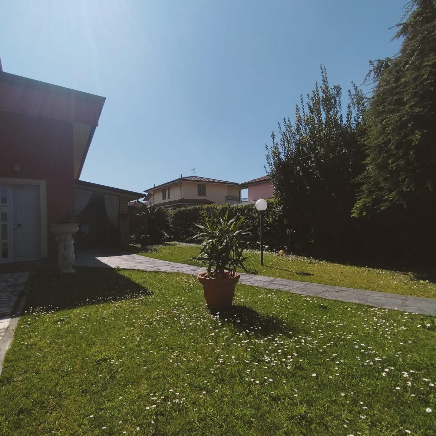 Villa Bifamiliare arredata in affitto, Massa ronchi