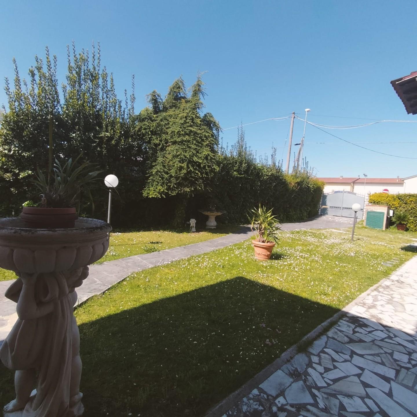 Villa Bifamiliare arredata in affitto, Massa ronchi