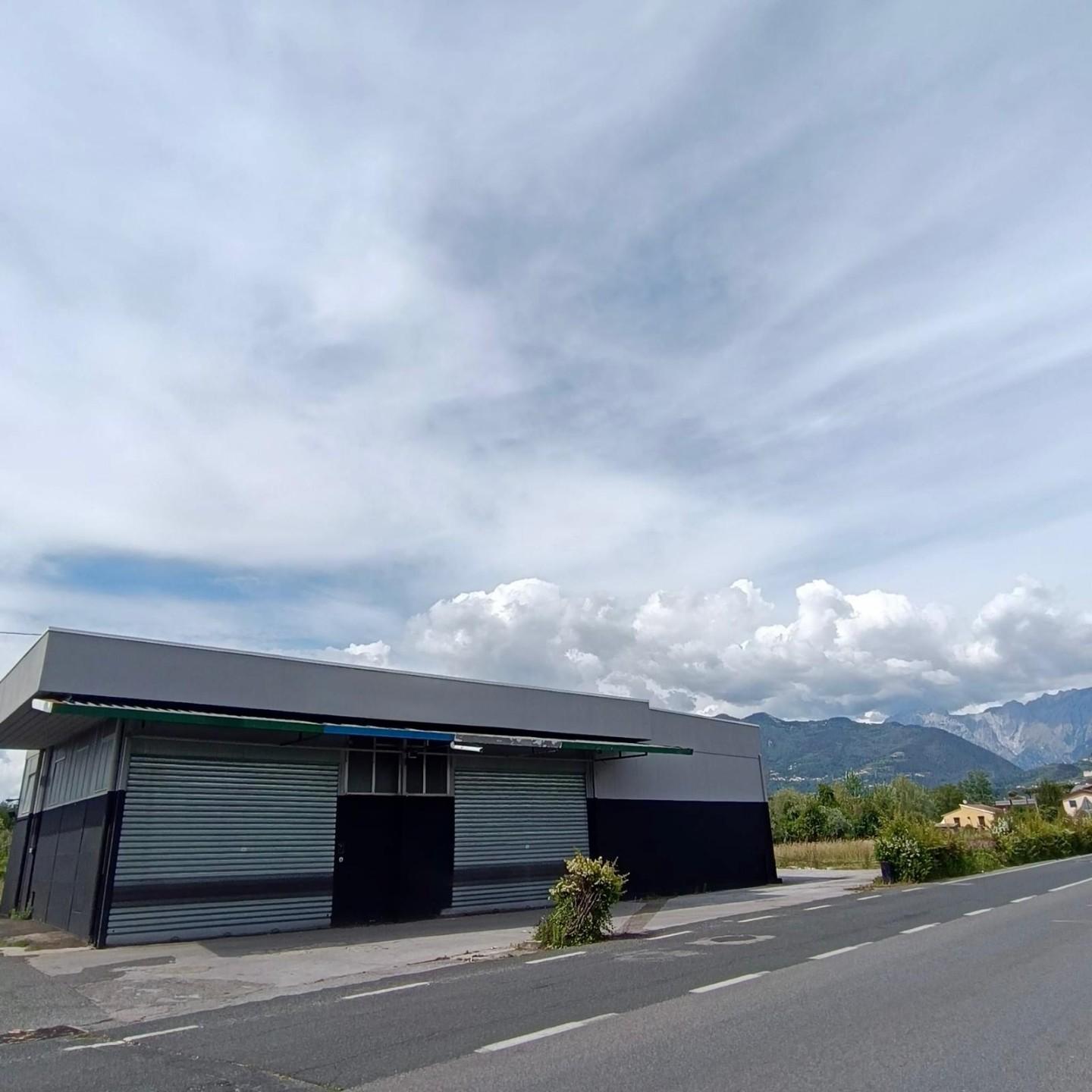 Capannone in affitto, Massa ronchi