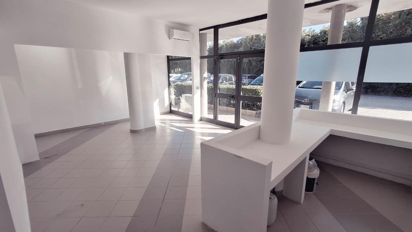 Locale commerciale in vendita a Viareggio