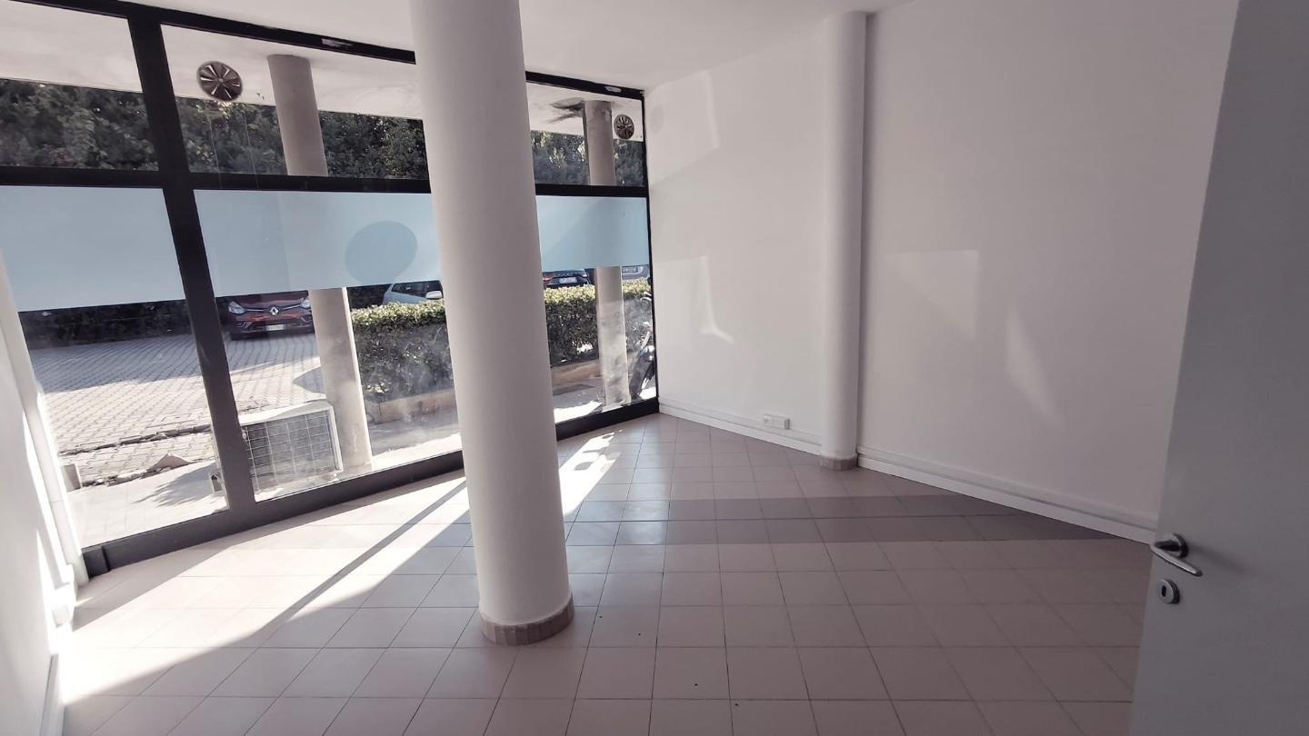 Locale commerciale in vendita a Viareggio