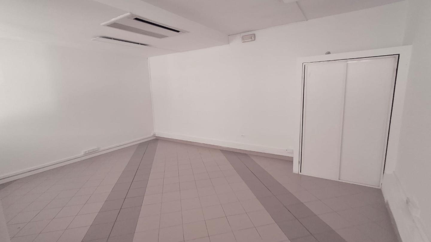 Locale commerciale in vendita a Viareggio