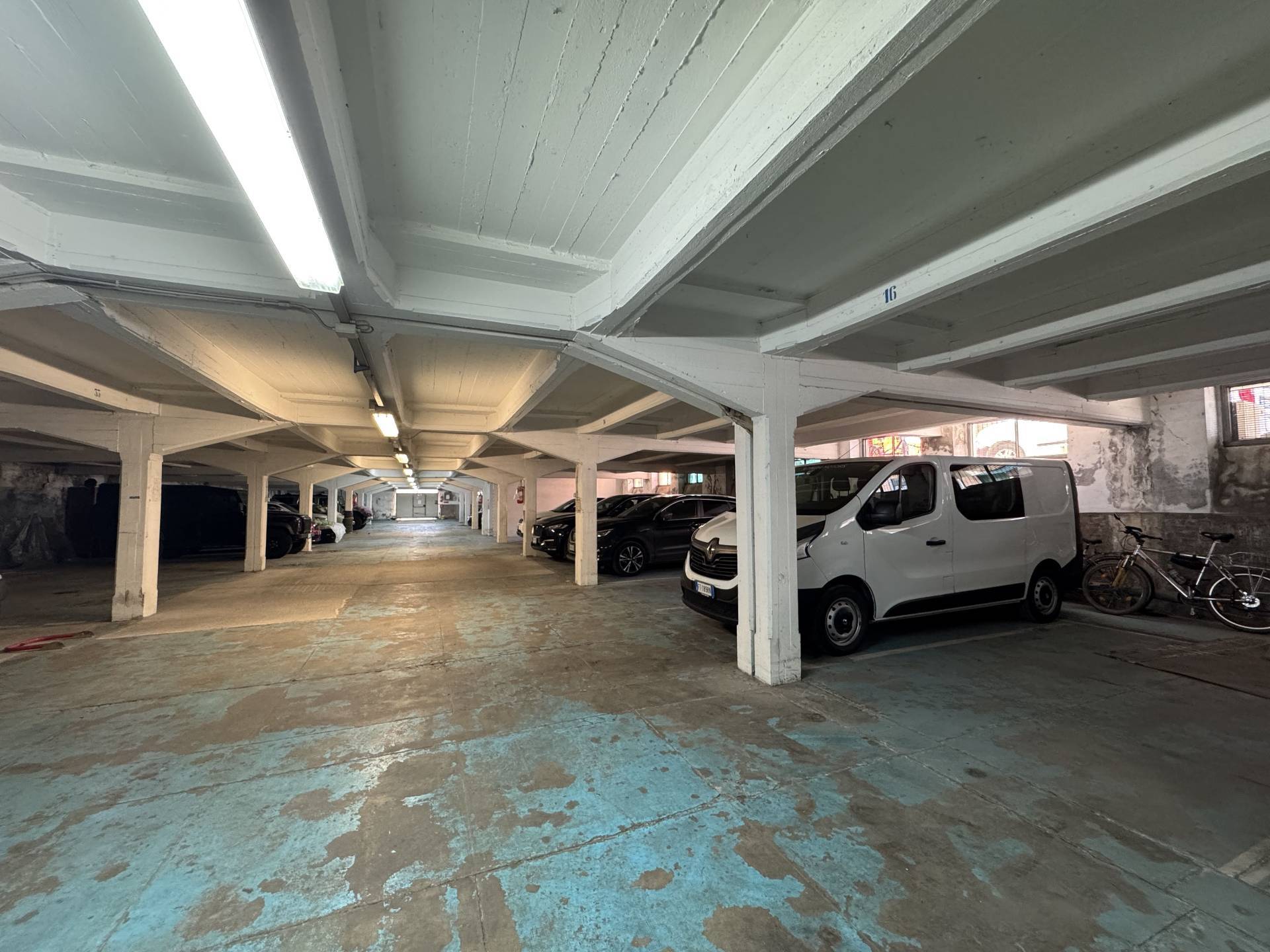 Posto auto coperto in vendita a Ferrara, Entro Mura