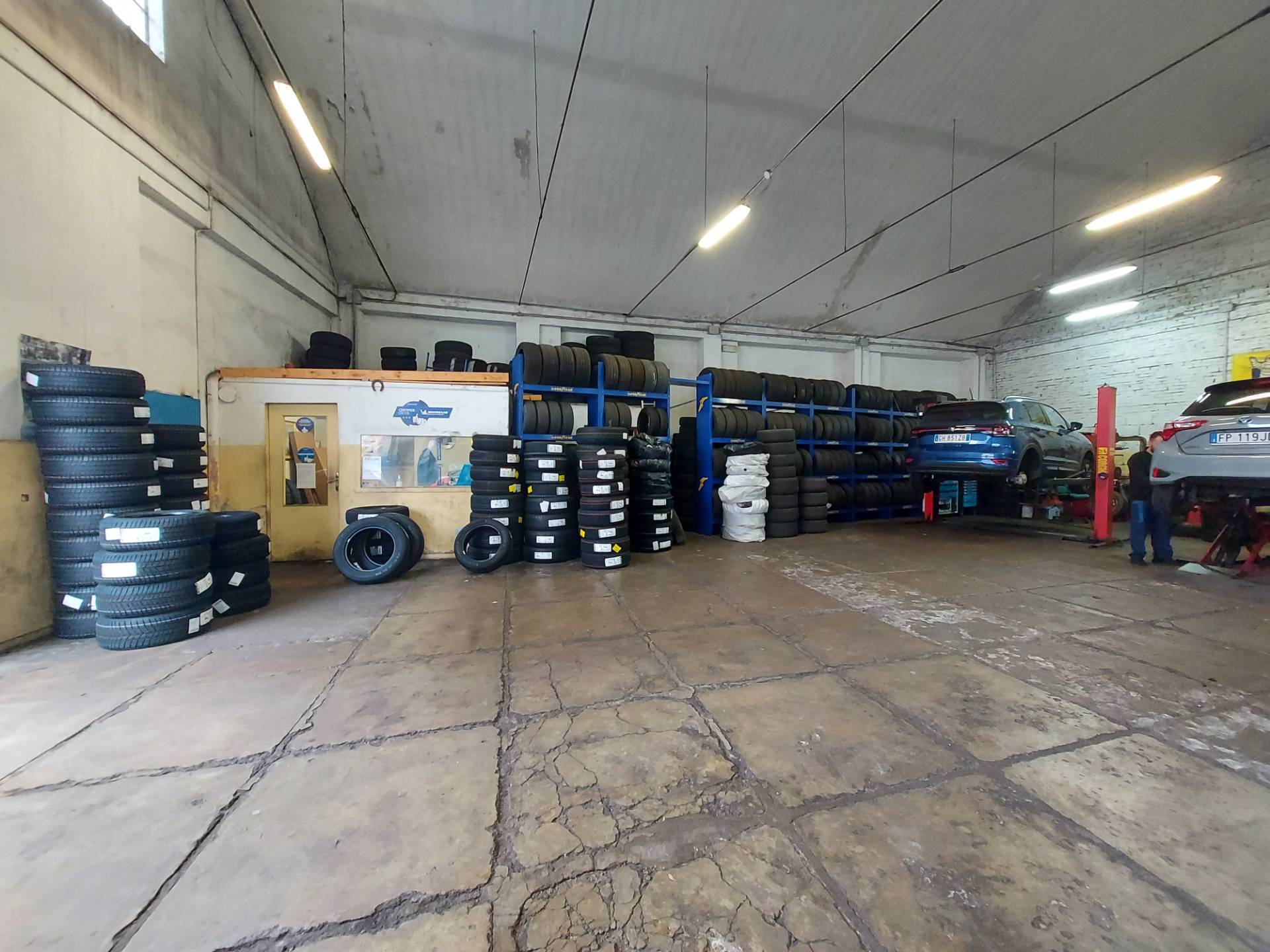 Locale commerciale in affitto a Ferrara, Via Bologna