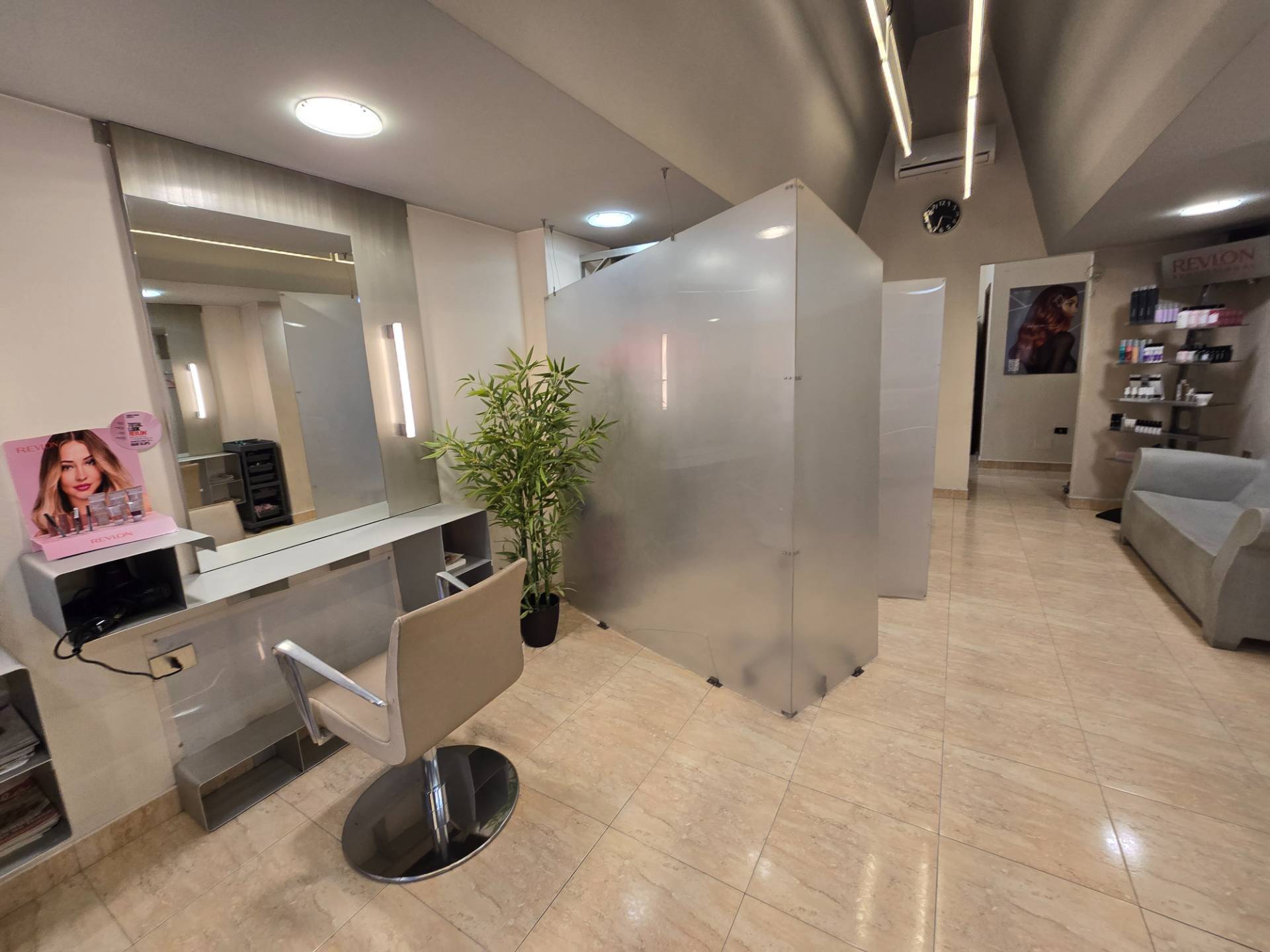 Locale commerciale in vendita a Ferrara, Centro storico