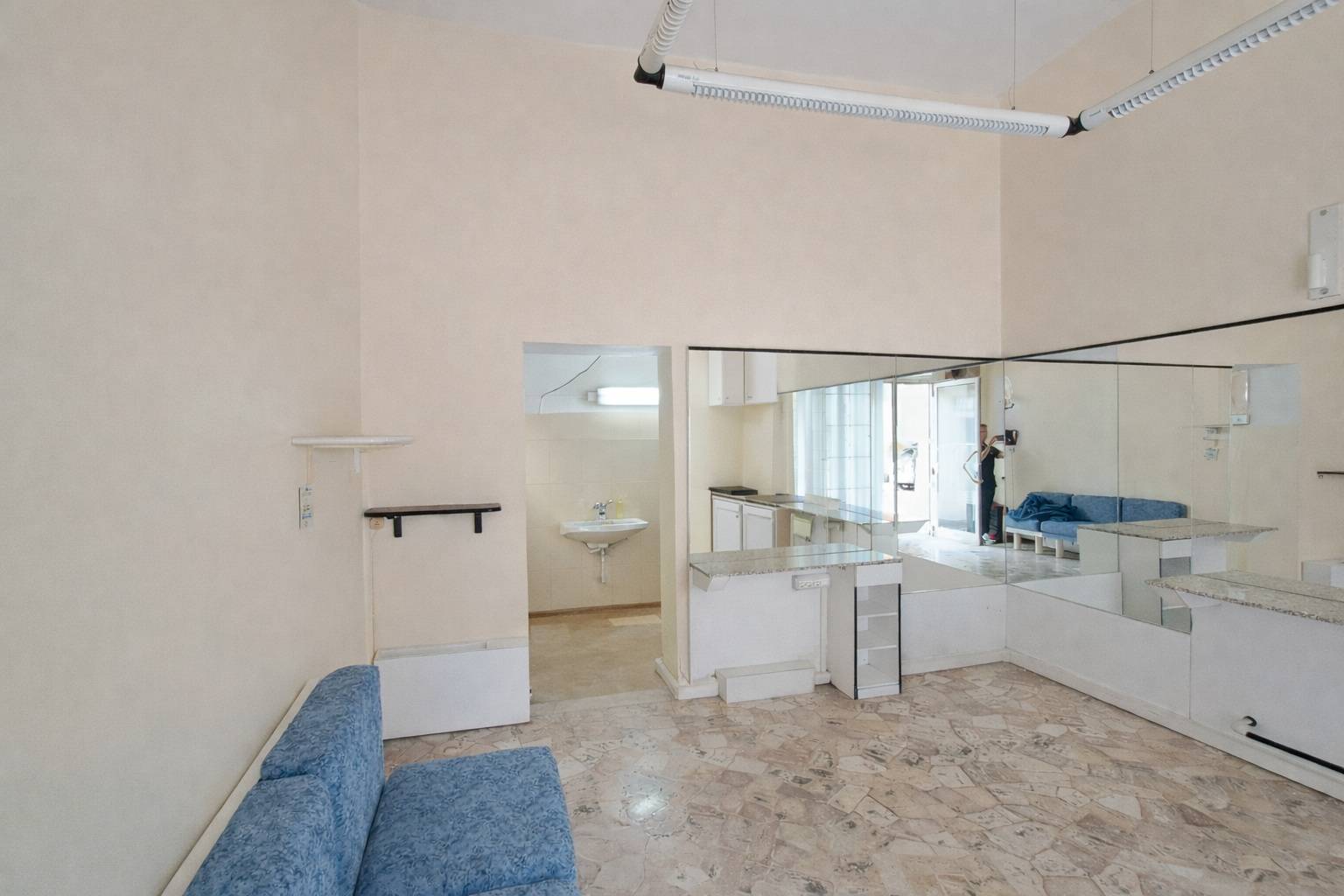 Locale commerciale in affitto a Ferrara, Centro storico