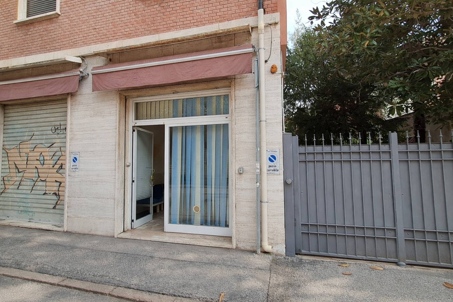 Locale commerciale in affitto a Ferrara, Centro storico