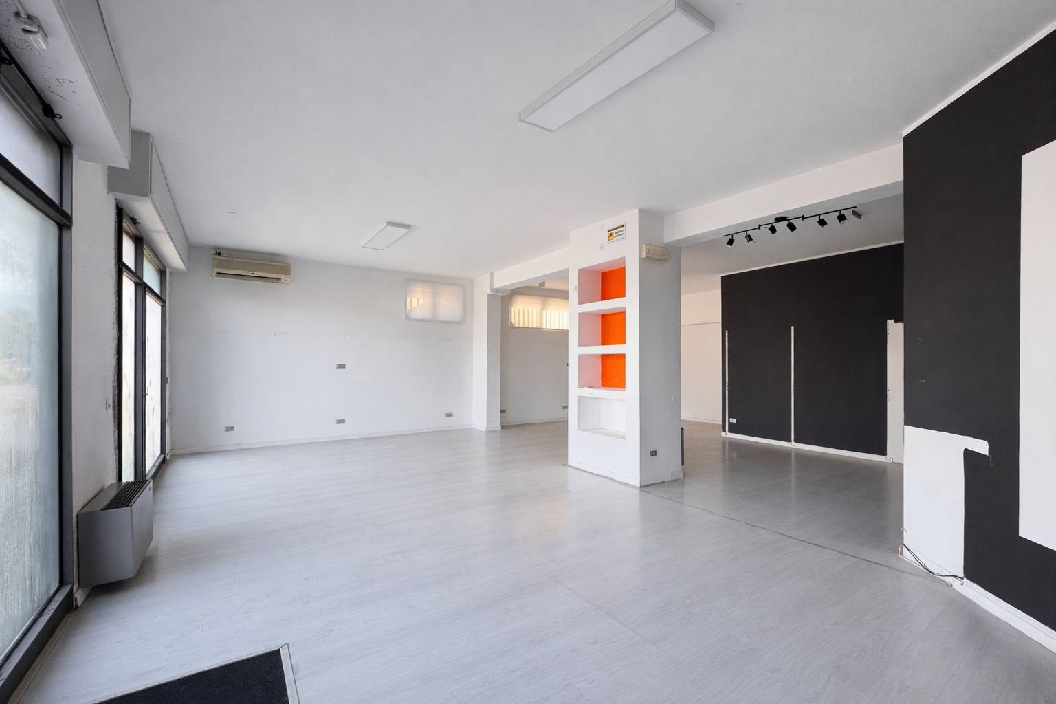 Locale commerciale in vendita a Ferrara, Entro Mura