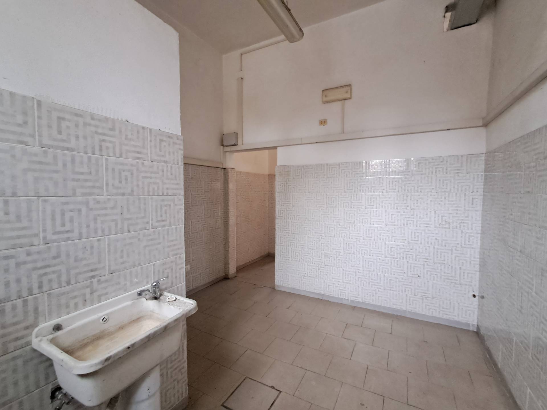 Locale commerciale in vendita a Ferrara, Centro storico