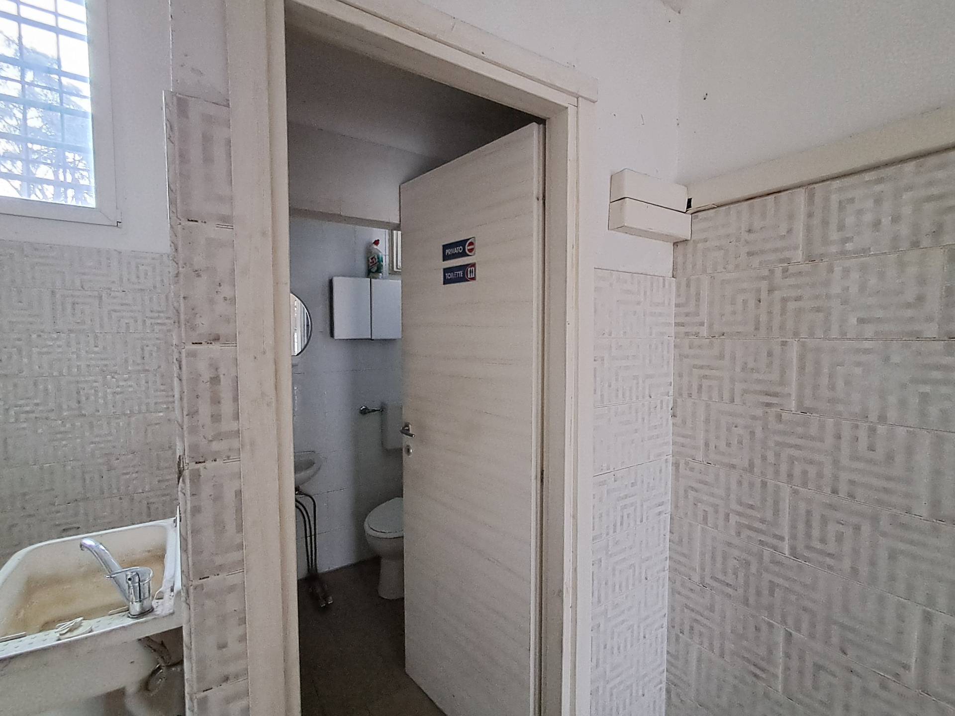 Locale commerciale in vendita a Ferrara, Centro storico