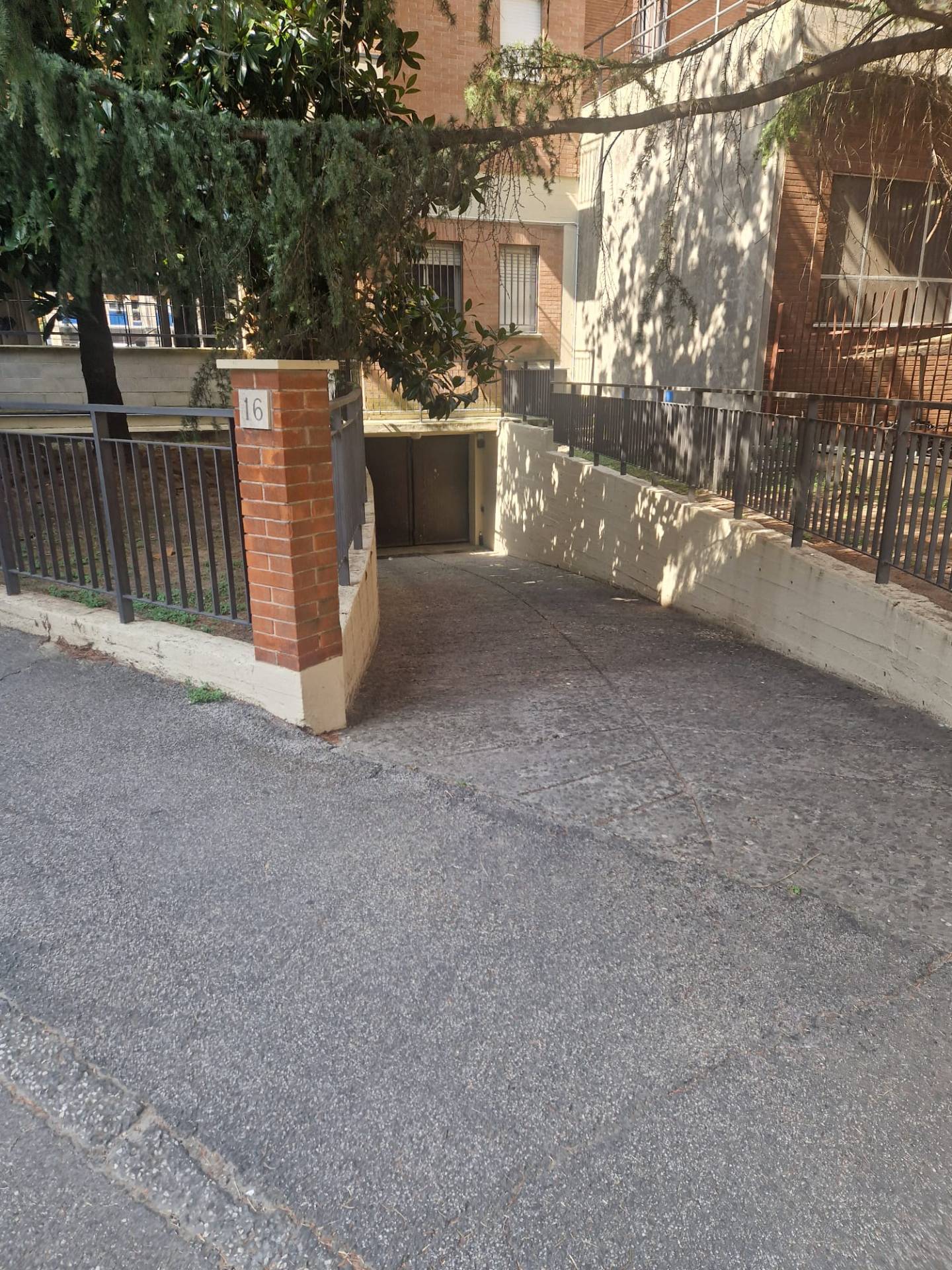 Posto auto coperto in affitto a Ferrara, Entro Mura