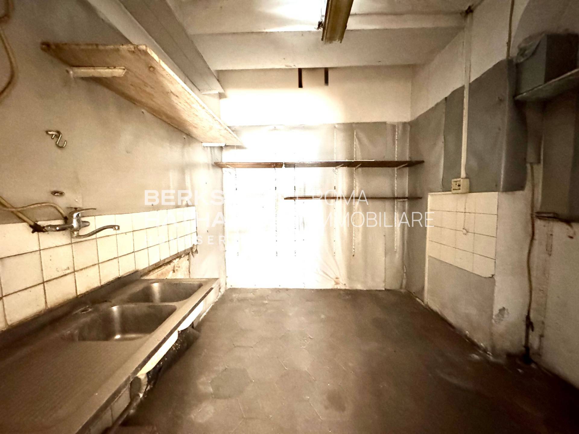 Locale commerciale in affitto a Roma, Salario