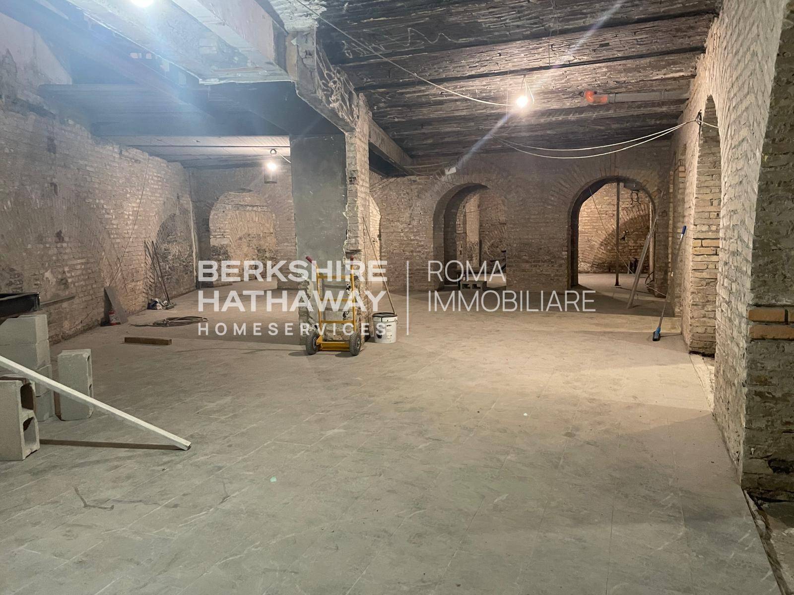 Locale commerciale in vendita a Roma, Salario