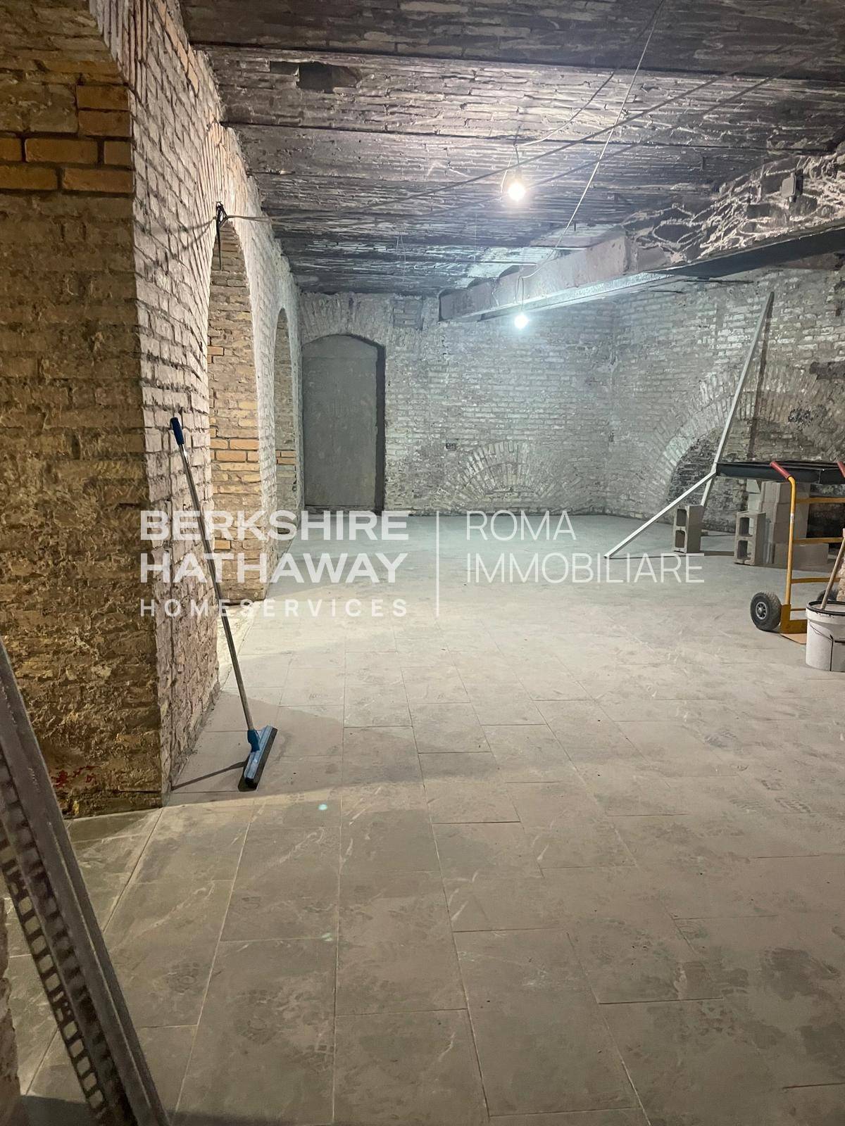 Locale commerciale in vendita a Roma, Salario