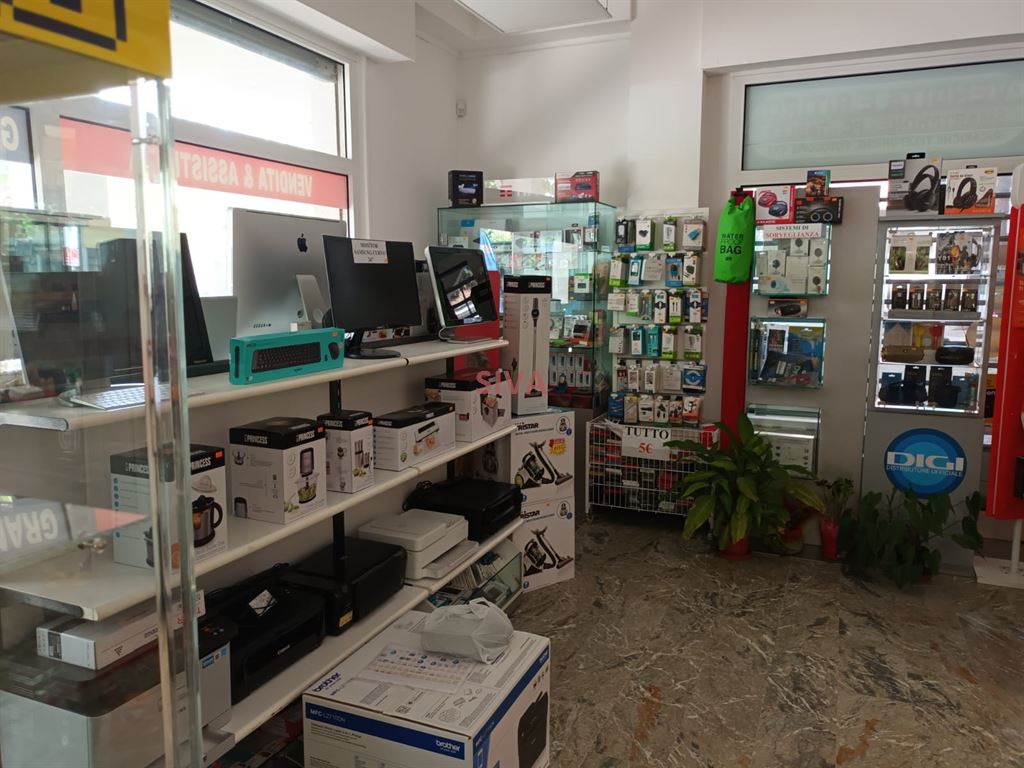 Locale commerciale in vendita a Ravenna