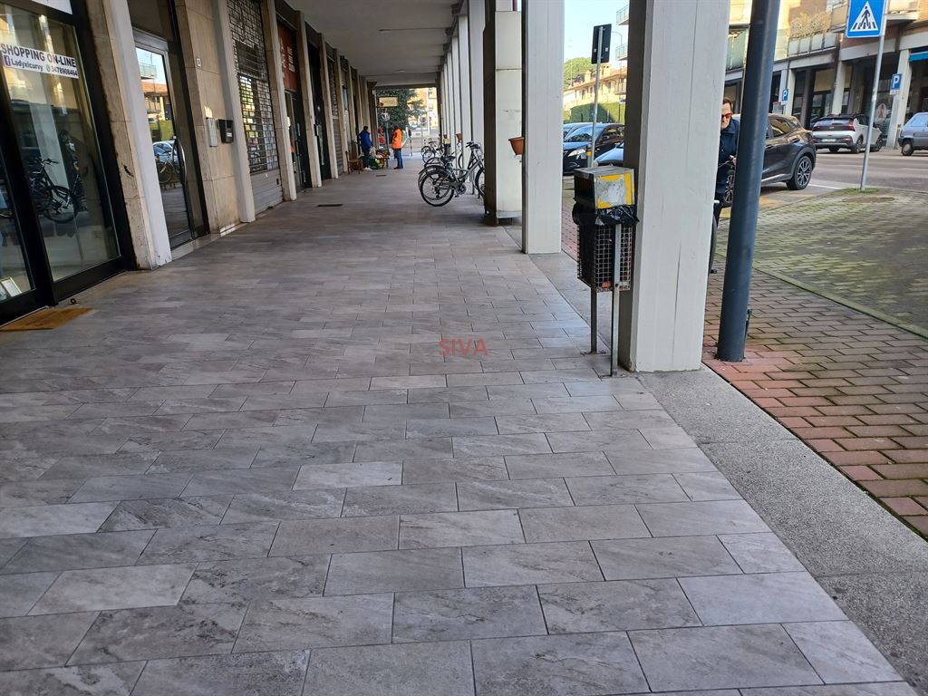 Locale commerciale in vendita a Ravenna