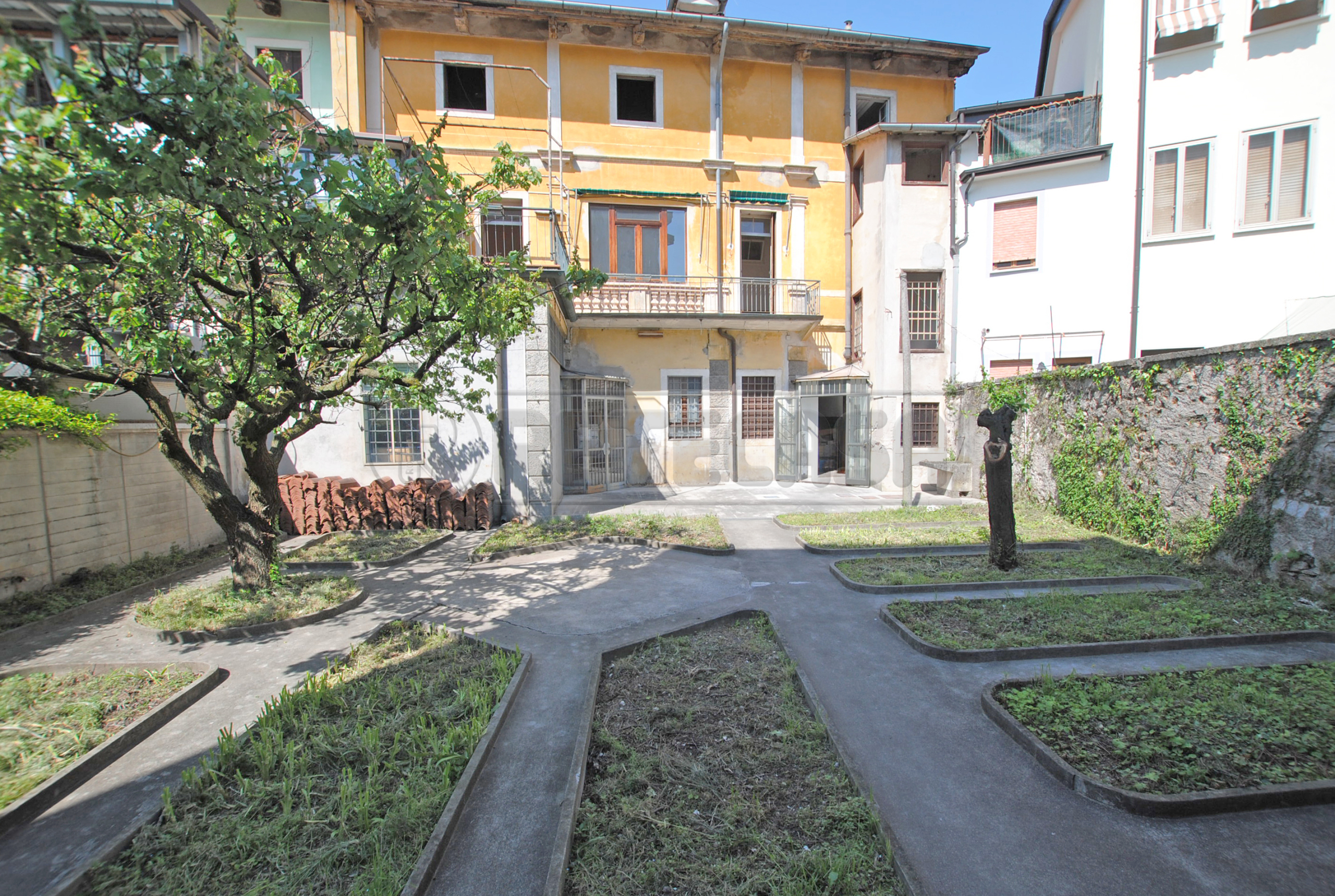 Casa indipendente con giardino in via foscola 5, Castelgomberto