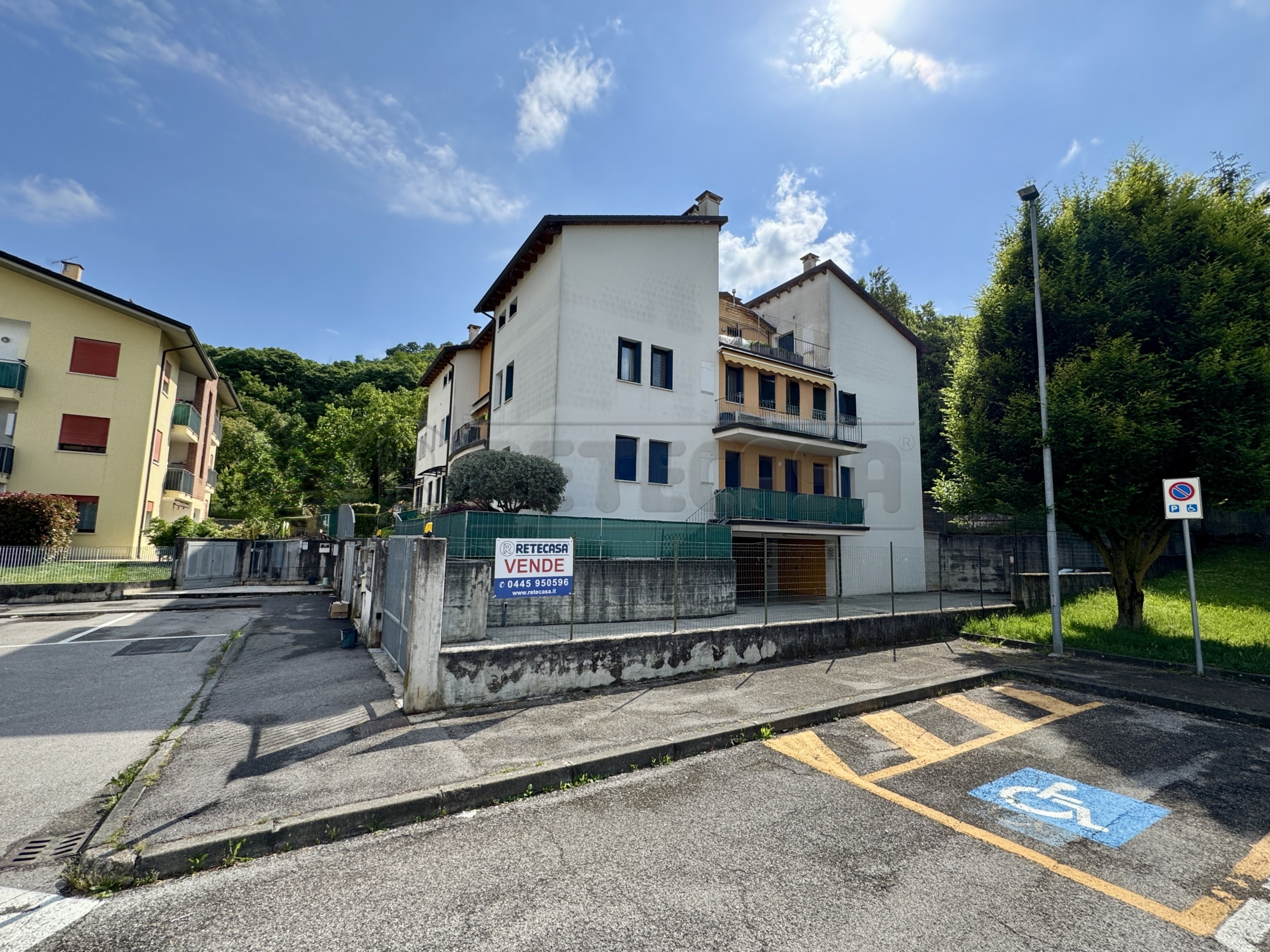Appartamento con terrazzo in via palladio 27, Castelgomberto