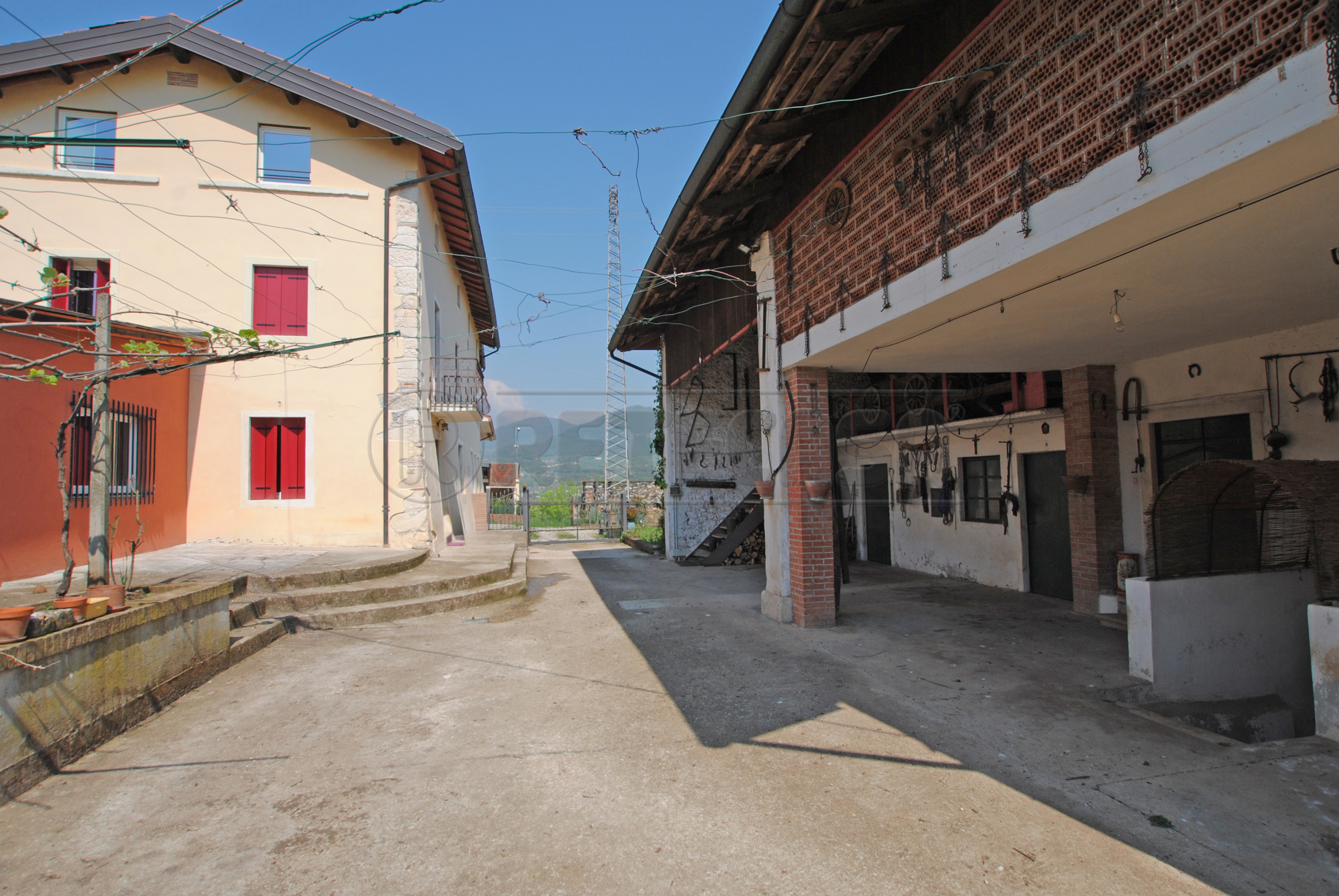 Villa con giardino in piazza roma 36, Brogliano