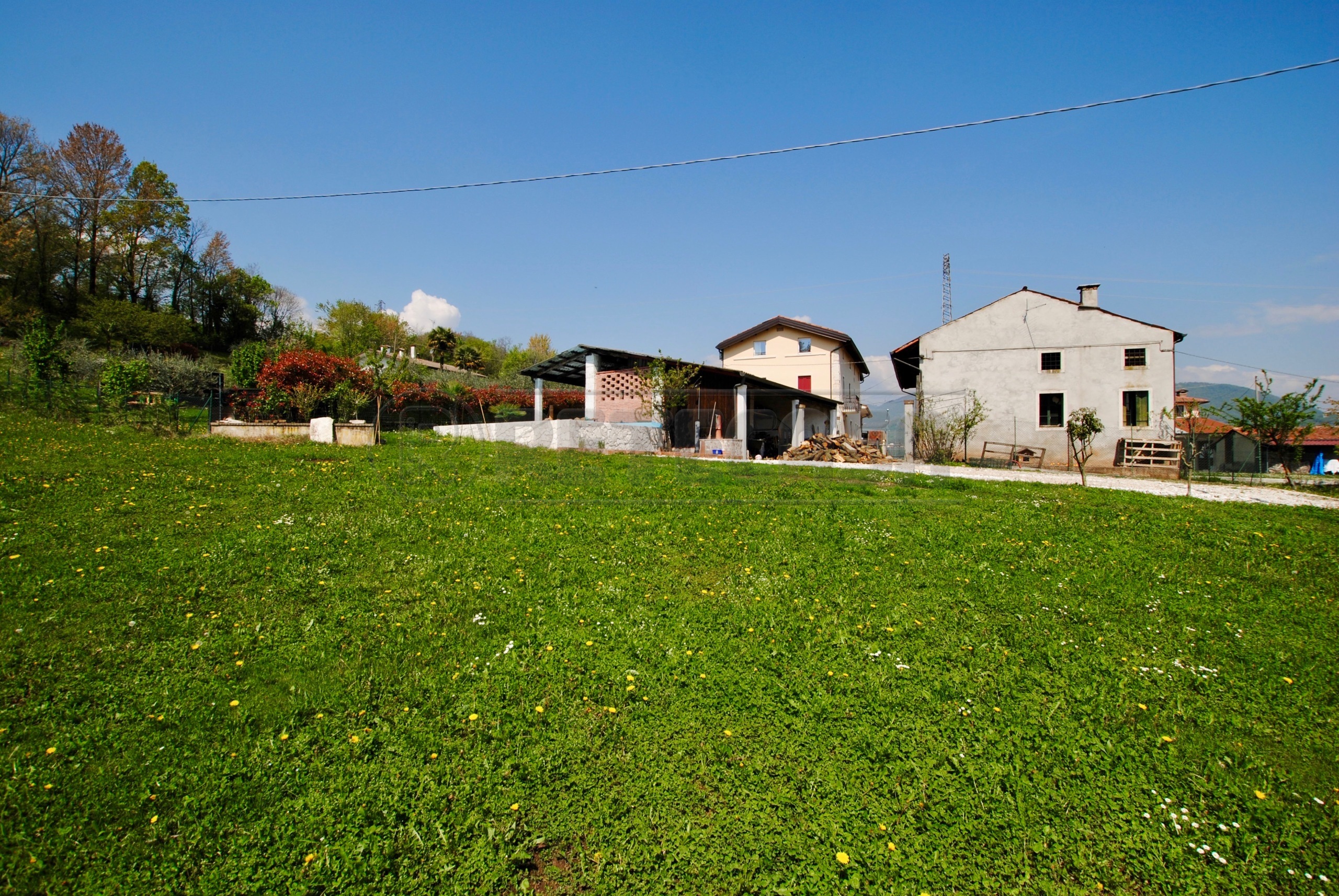 Villa con giardino in piazza roma 36, Brogliano