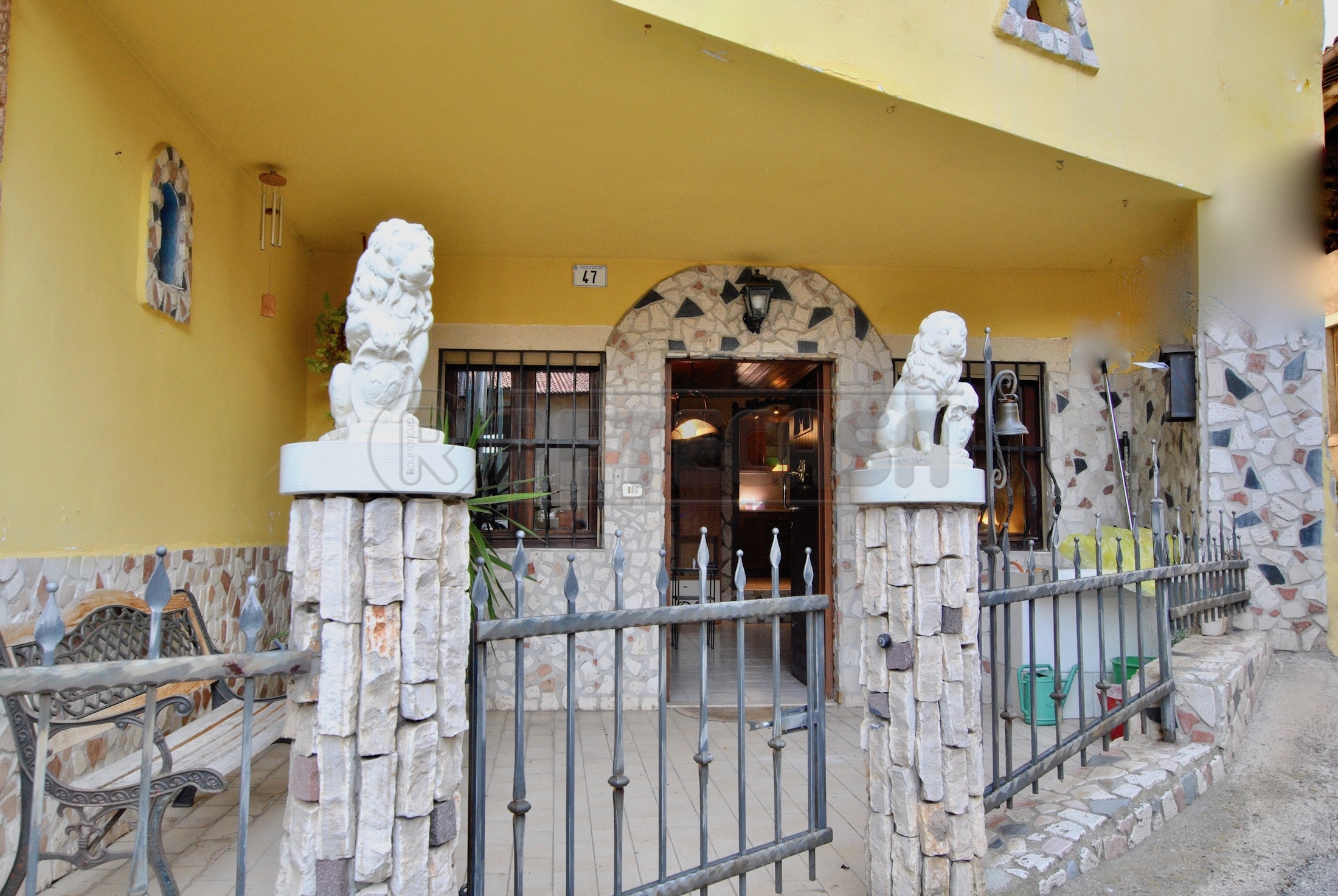 Casa indipendente con terrazzi in via capitello 47, Brogliano