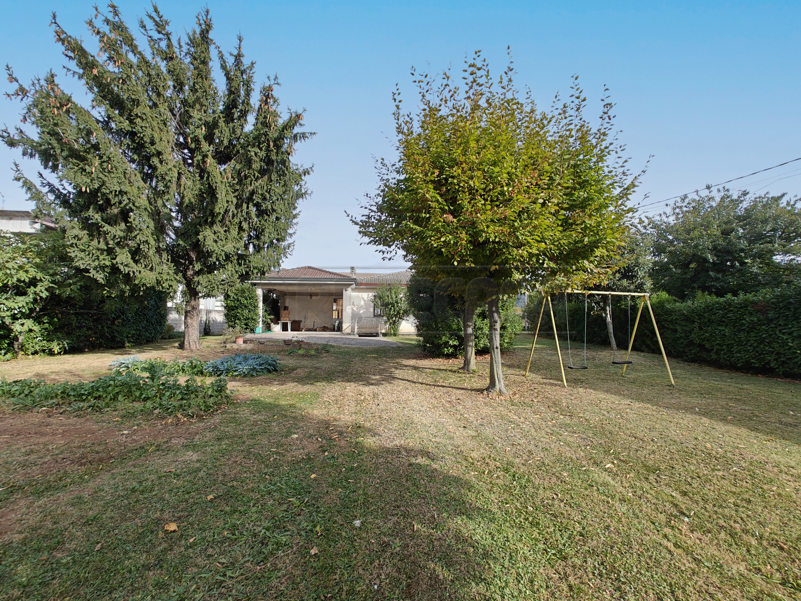 Villa con giardino in via del lavoro 14, Brogliano