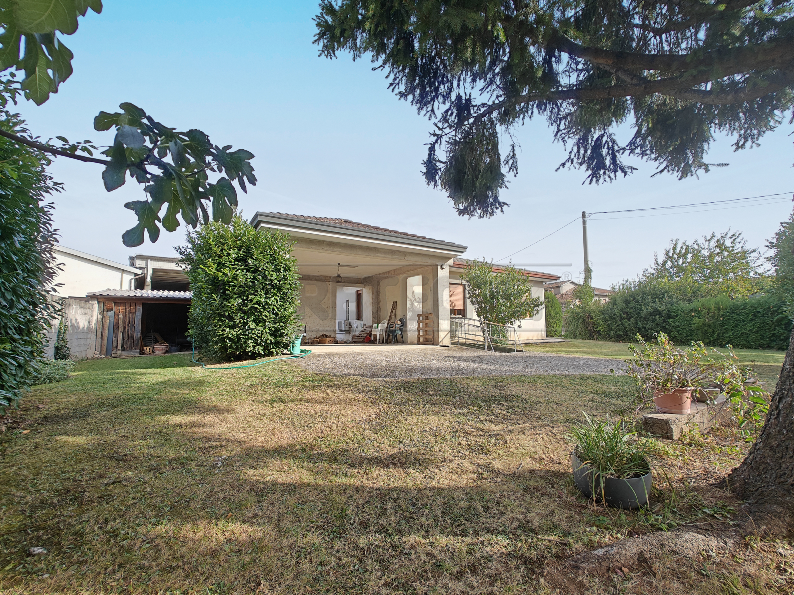 Villa con giardino in via del lavoro 14, Brogliano