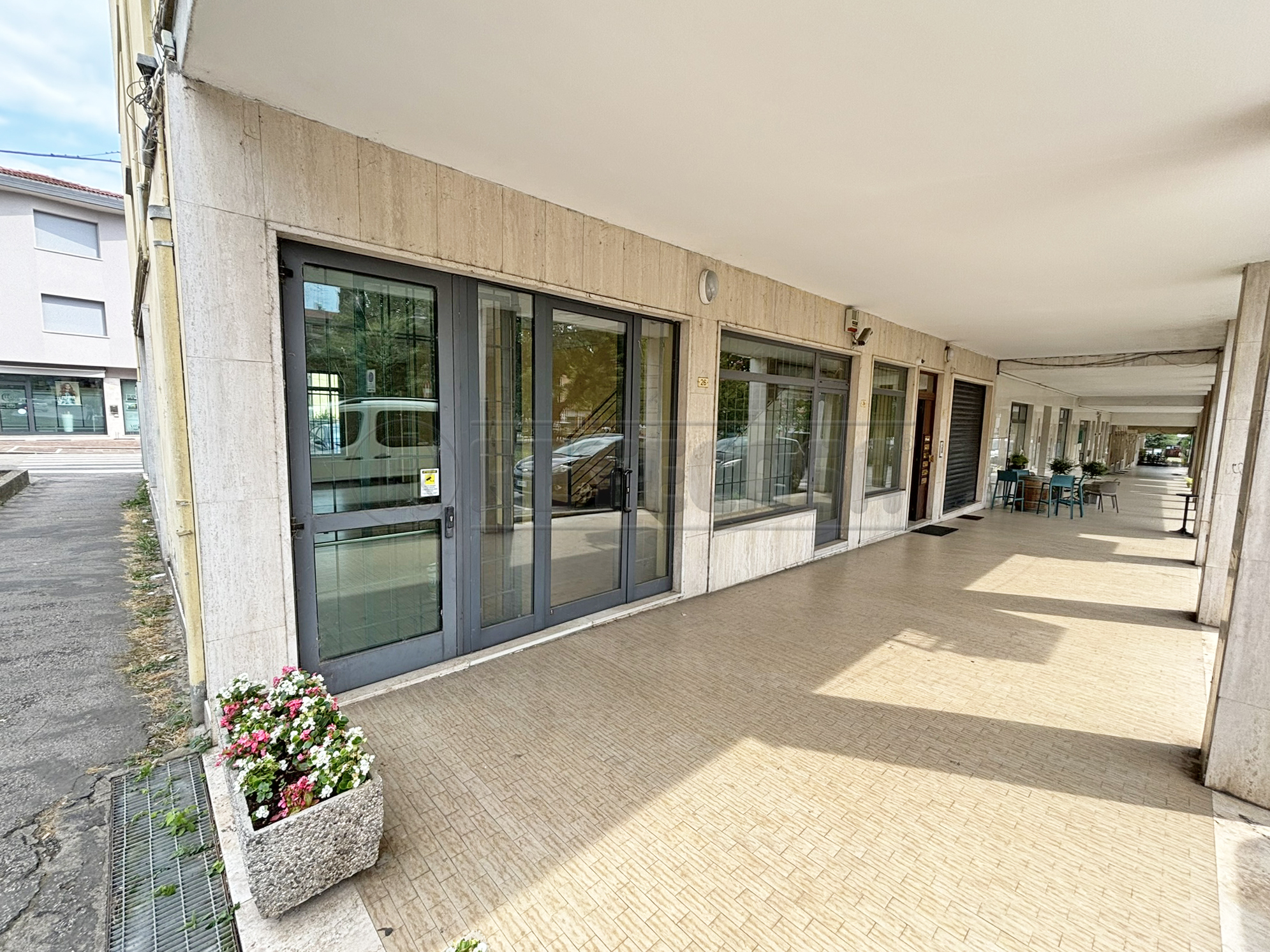 Locale commerciale con terrazzo in piazza g. mazzini 26, Trissino