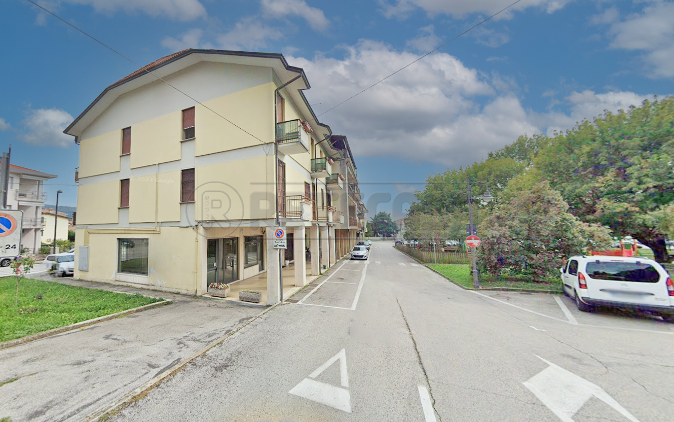 Appartamento con terrazzo in piazza g. mazzini 26, Trissino