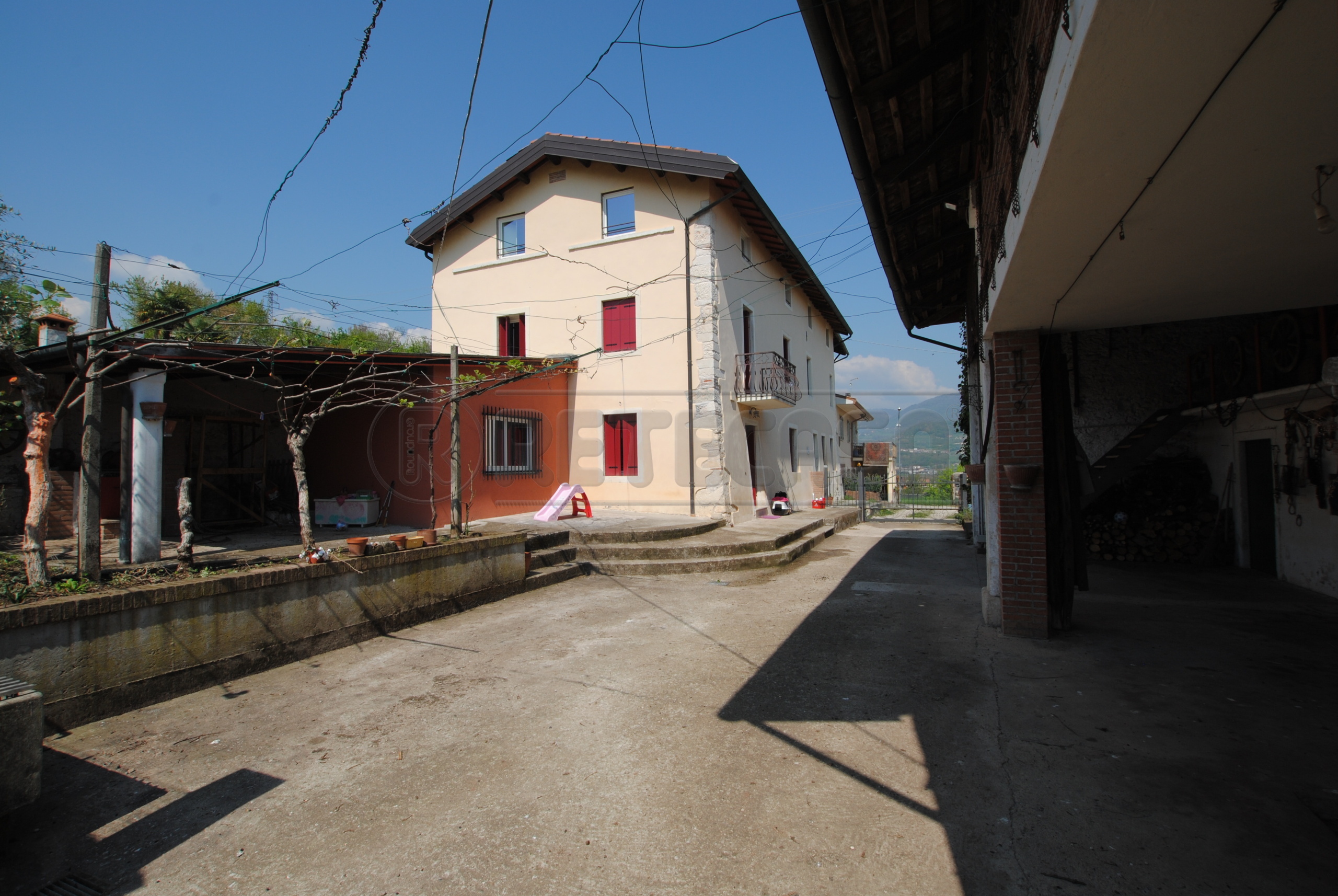 Villa con giardino in piazza roma 36, Brogliano