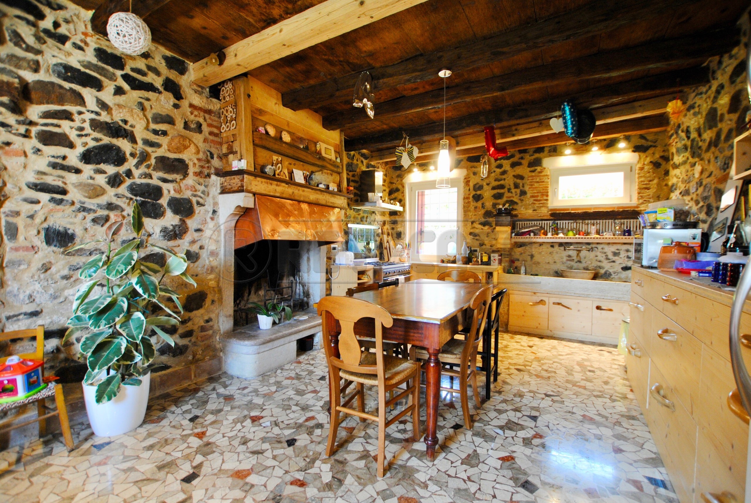 Villa con giardino in piazza roma 36, Brogliano