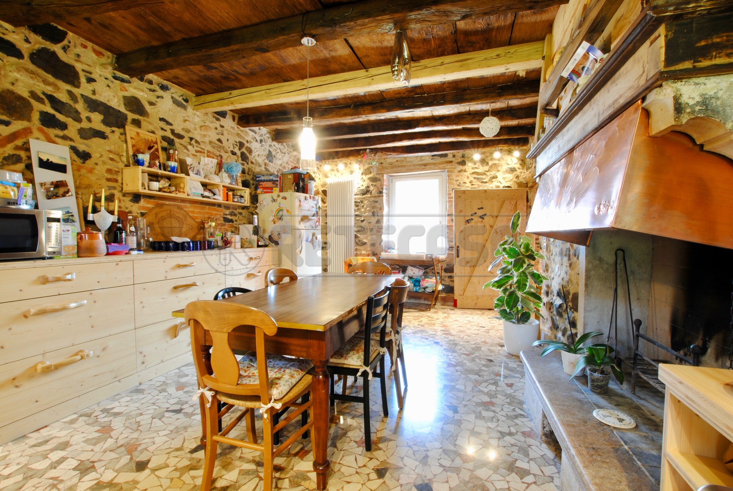 Villa con giardino in piazza roma 36, Brogliano