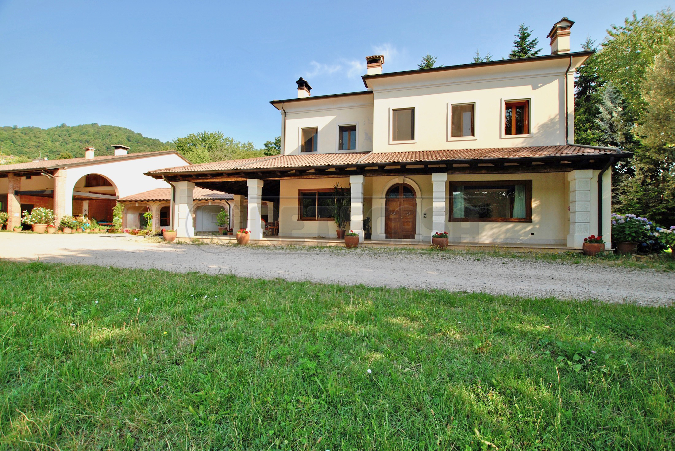 Villa con giardino in via savegnago 1b, Cornedo Vicentino