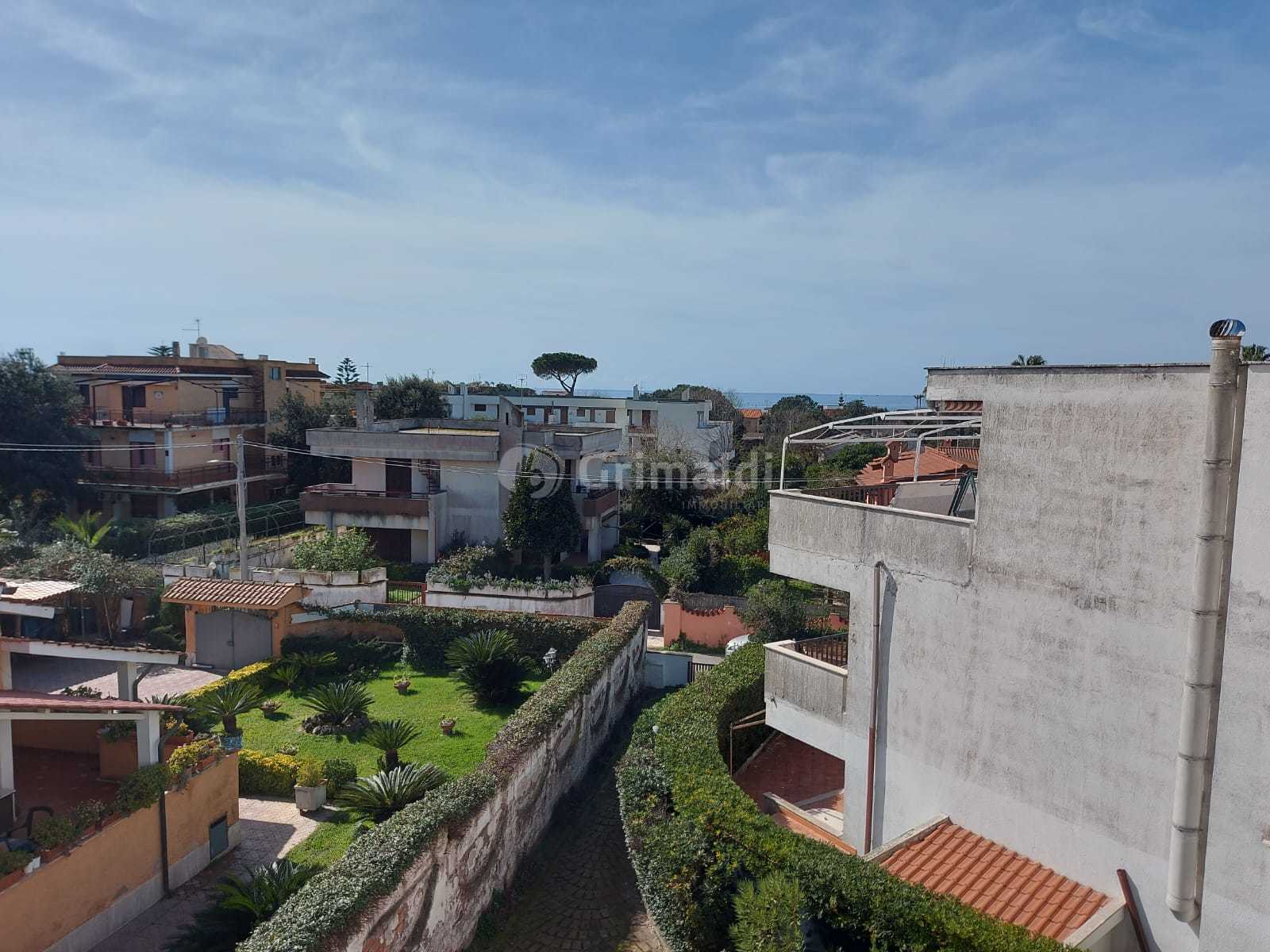 Attico vista mare in via begonie 34, Anzio