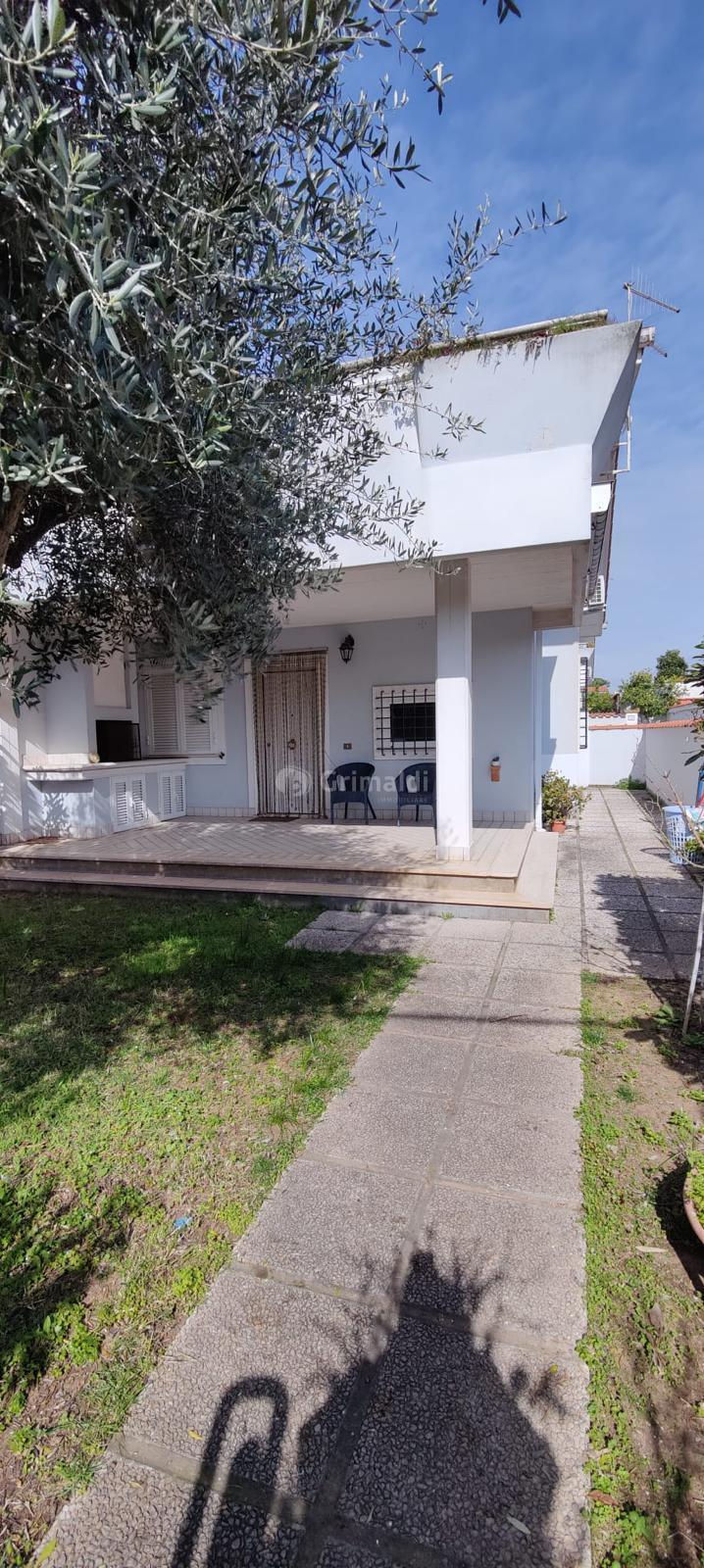 Villa con giardino in via corona boreale 5, Ardea